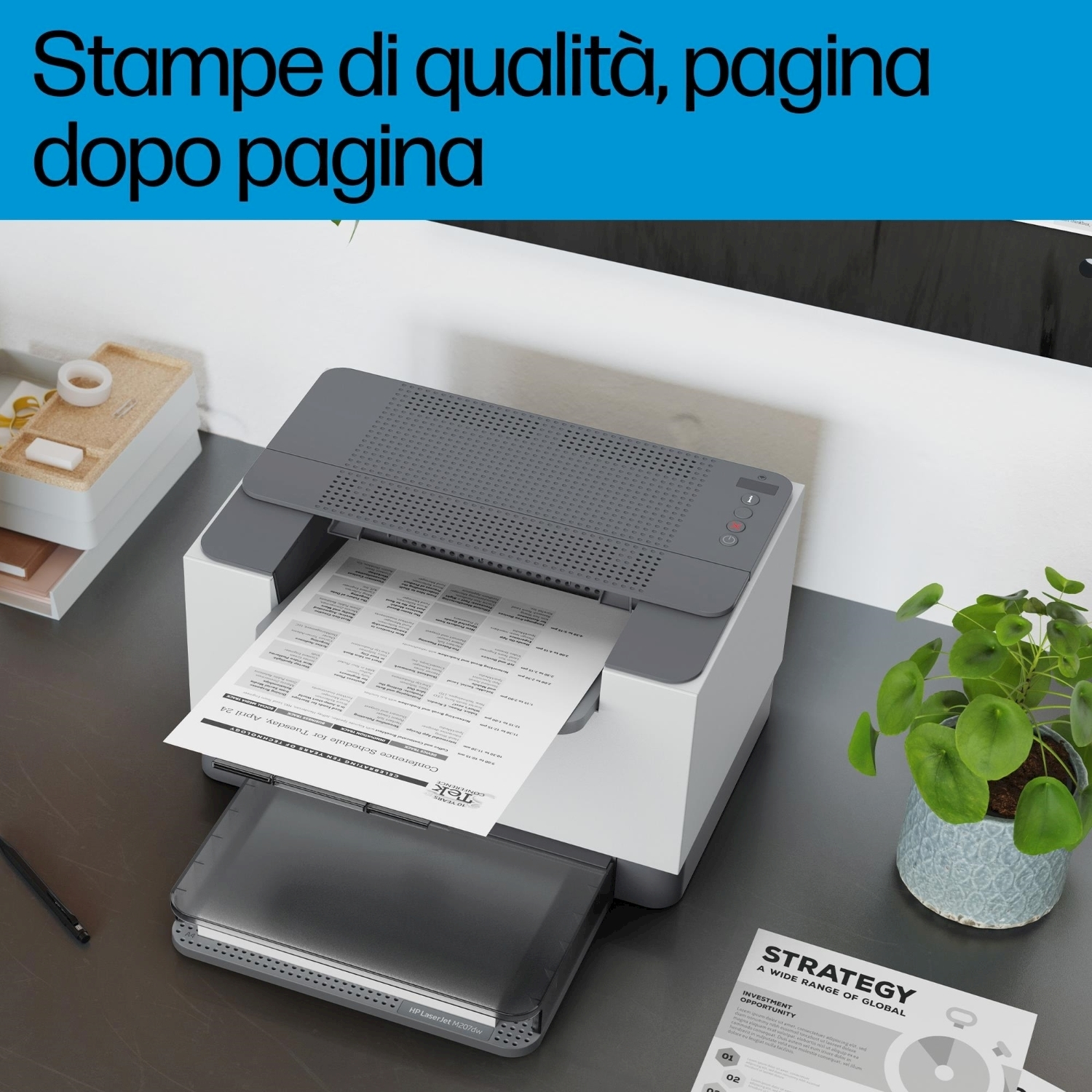 Stampante con carta, su una scrivania scura. Il testo dice "Stampe di qualità, pagina dopo pagina".