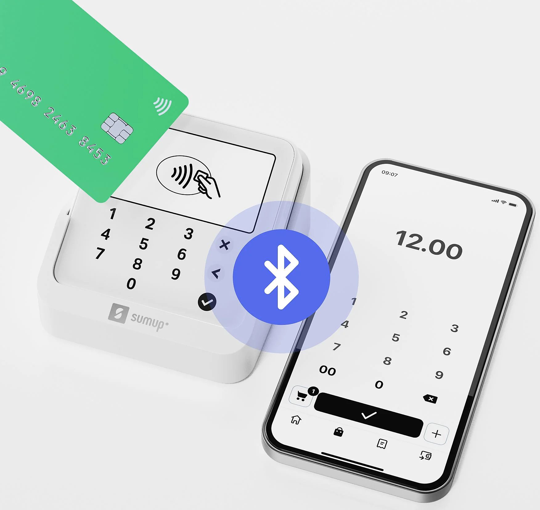 Fehér kártyaolvasó és telefon, 12,00 dolláros tranzakciót mutat zöld hitelkártyával.