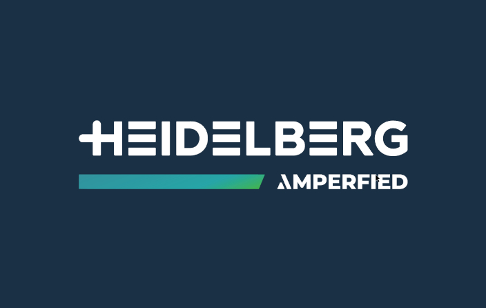 Heidelberg-Logo auf dunkelblauem Hintergrund. Das Logo enthält den Markennamen und das Wort 'Amperified'.