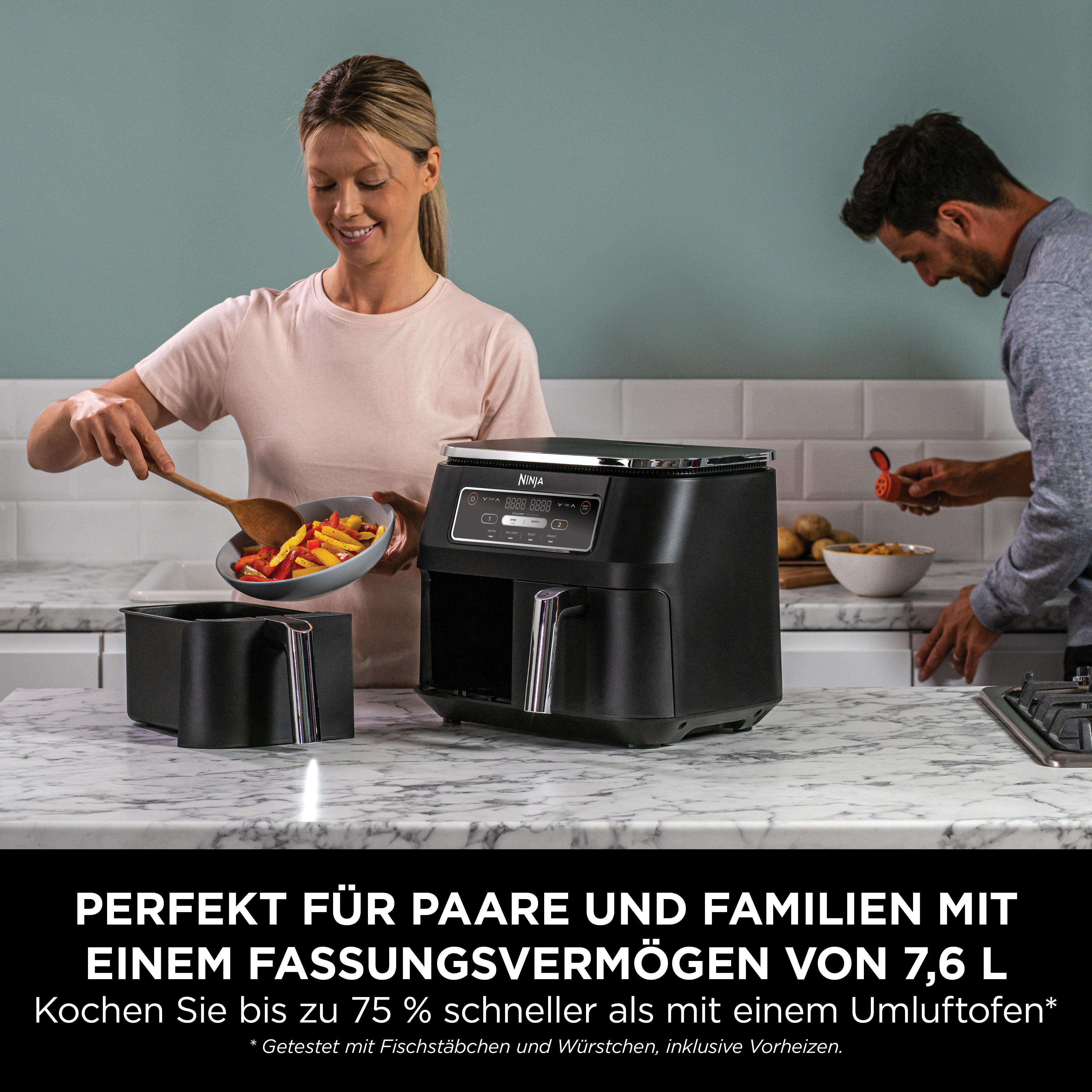 Person kocht in Küche mit Heißluftfritteuse. Text: perfekt für Familien.