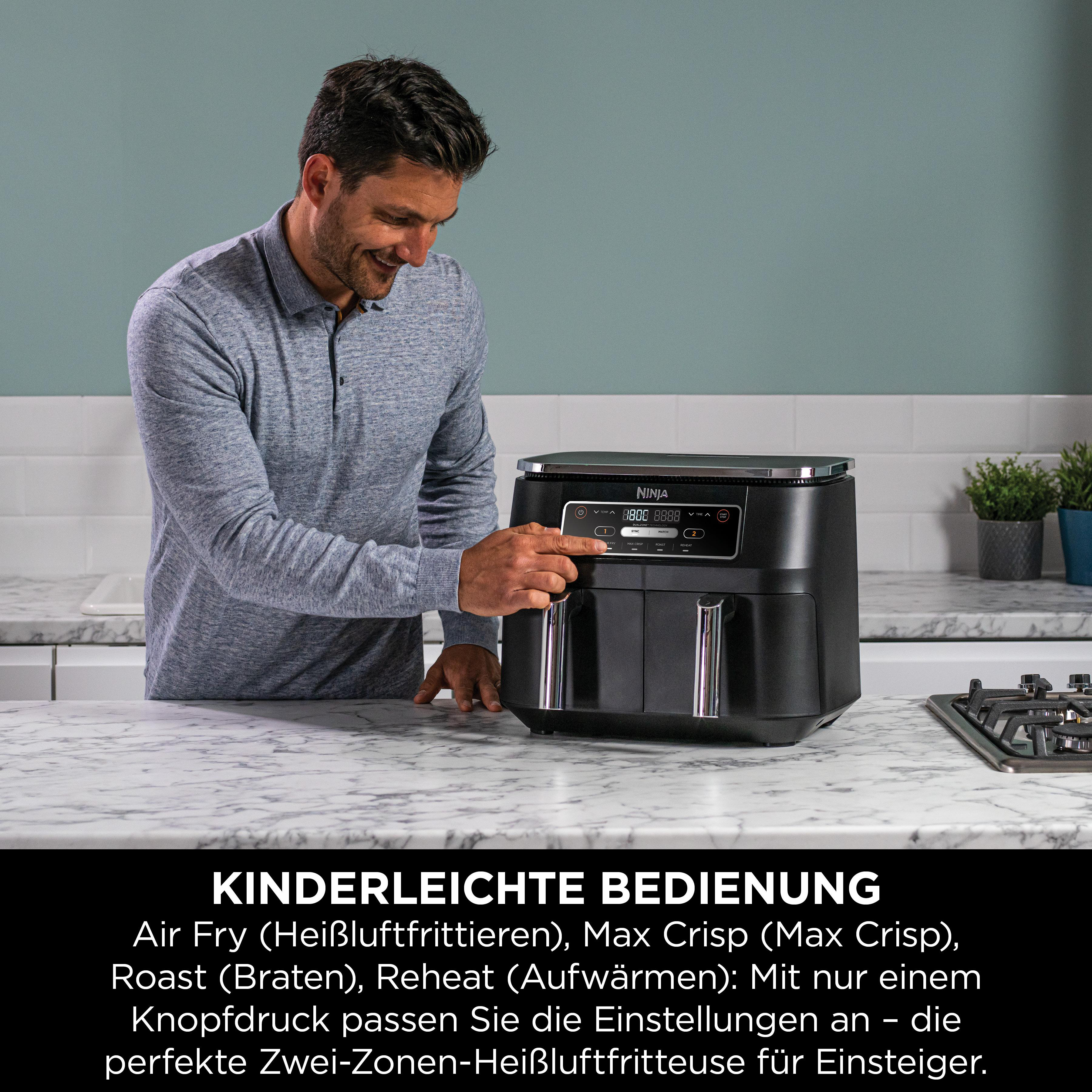 Mann benutzt eine schwarze Ninja Heißluftfritteuse. Text: Kinderleichte Bedienung.
