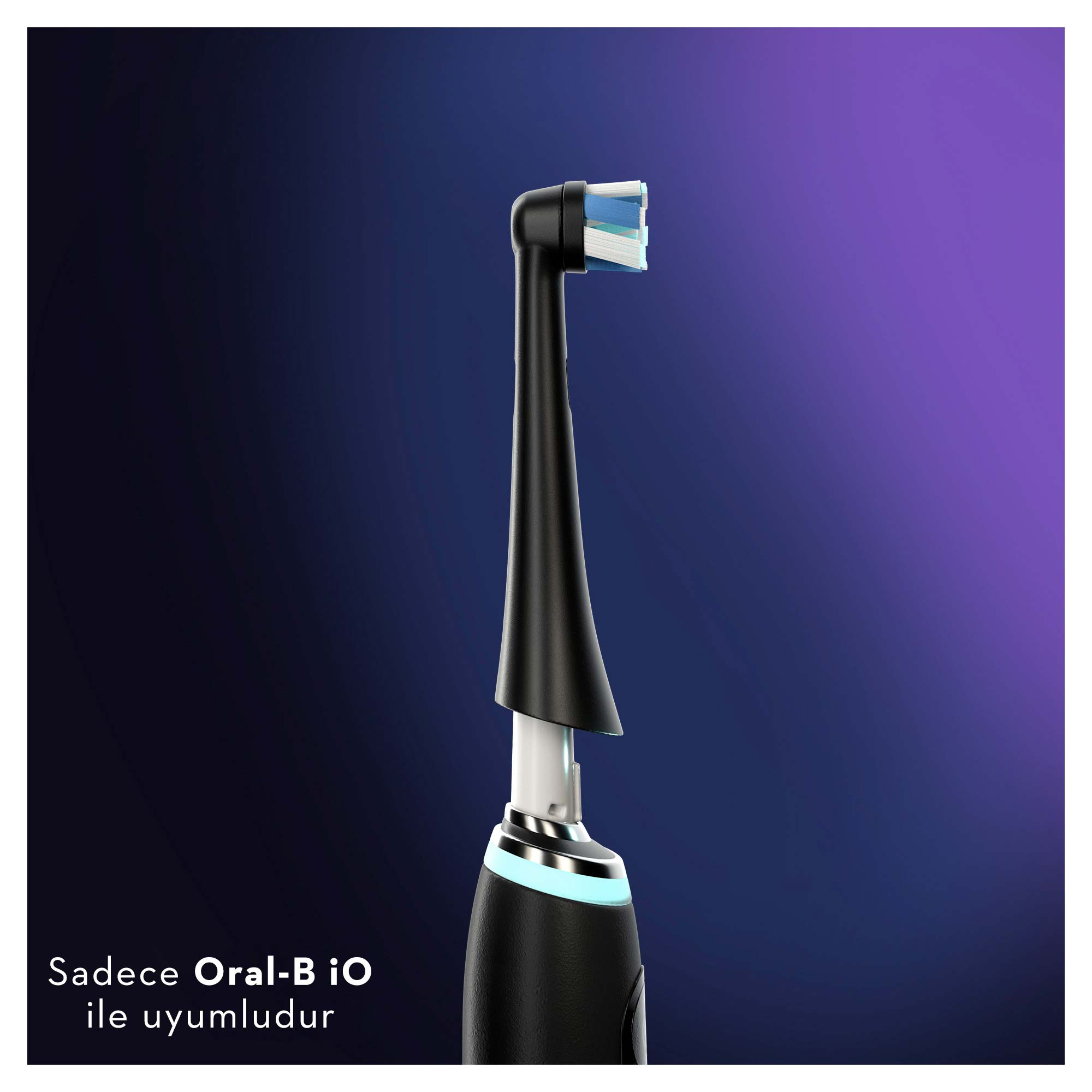 Siyah Oral-B iO diş fırçası başlığı, mor arka plana karşı detay çekimi.