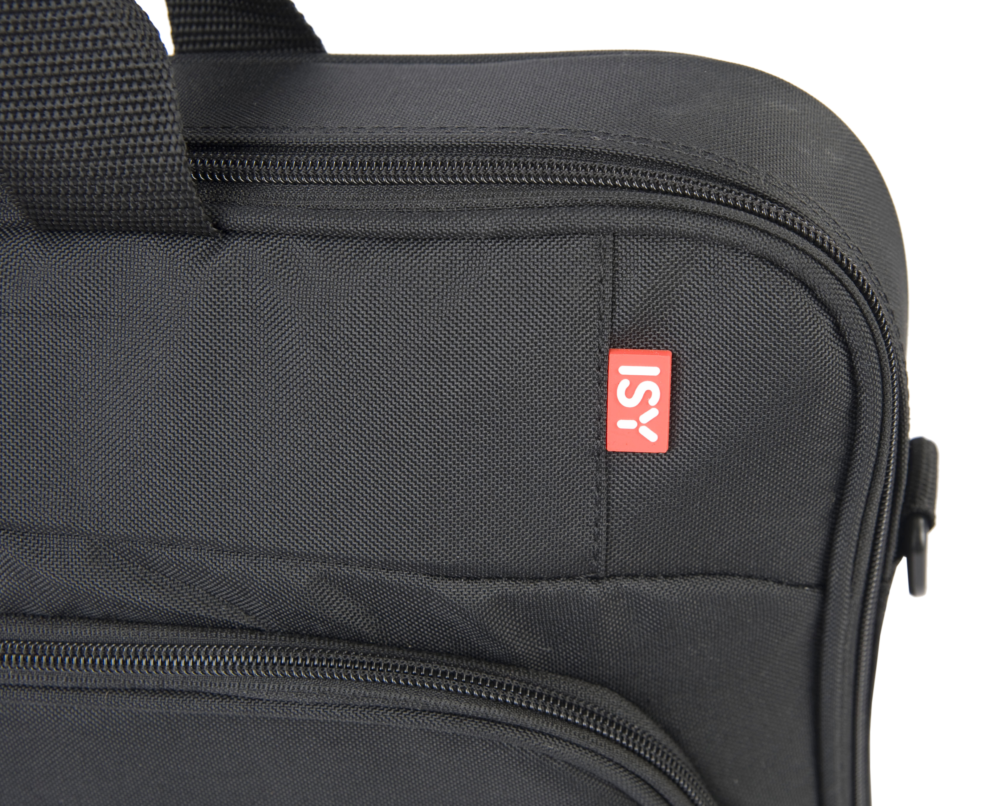 Zbliżenie czarnej torby z czerwonym logo ISY.