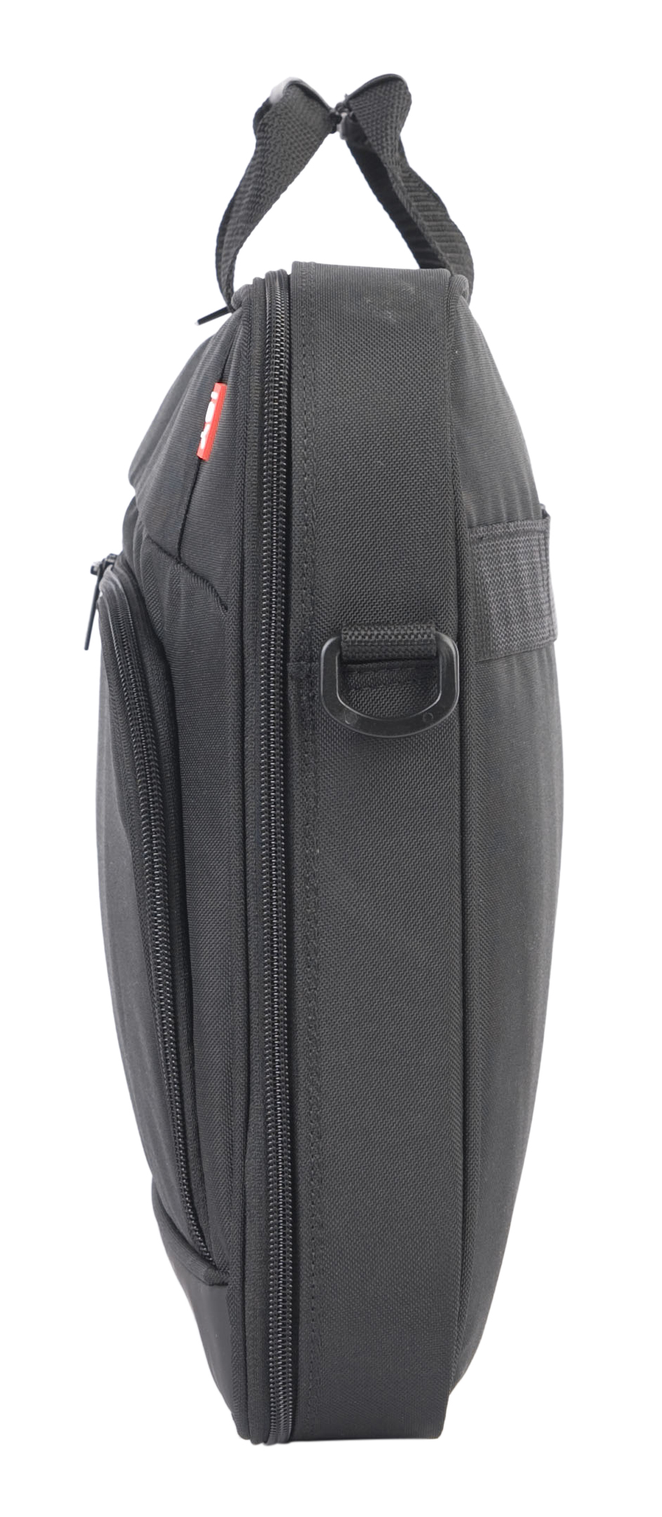 Widok z boku czarnej torby kurierskiej, z zamkiem błyskawicznym i uchwytem na białym tle.