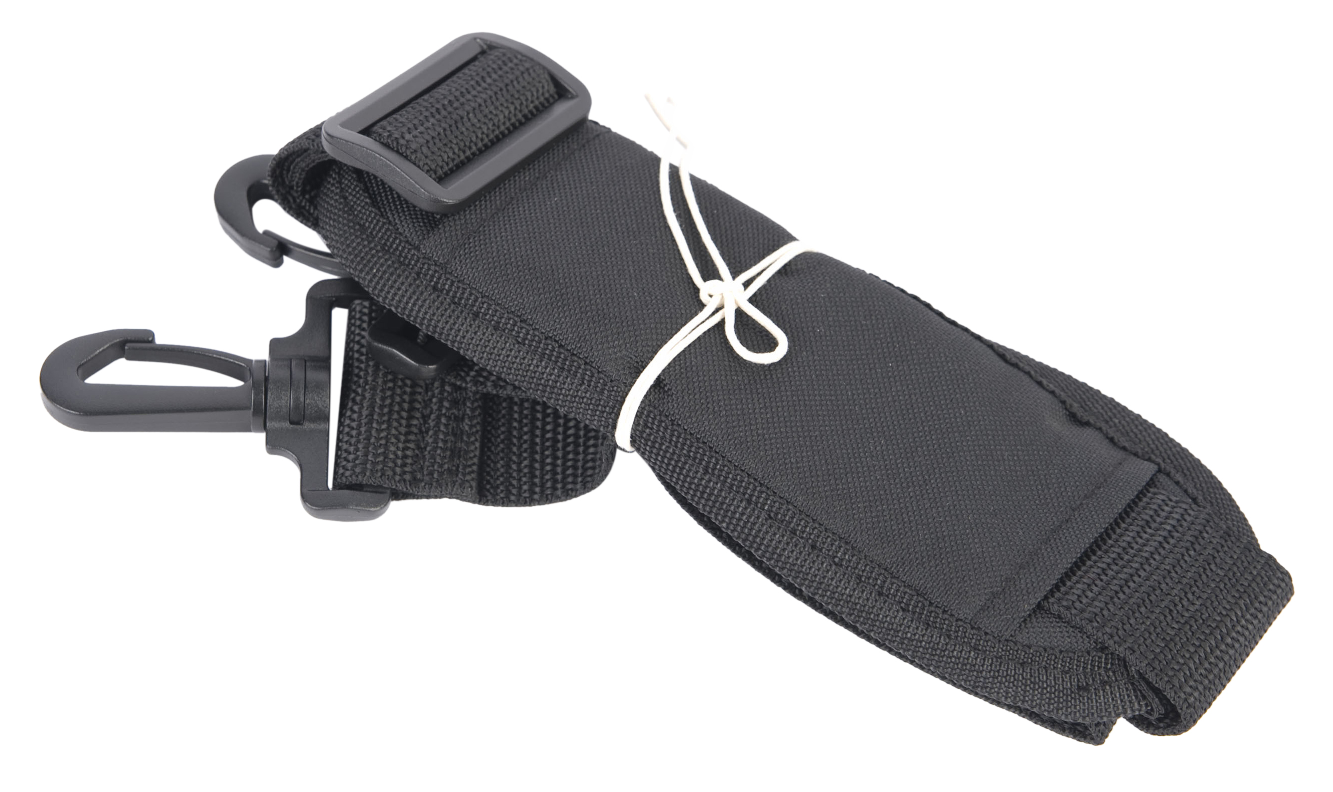 Czarny pasek do aparatu z czarnym hakiem i czarnym plastikowym klipsem na białym tle.