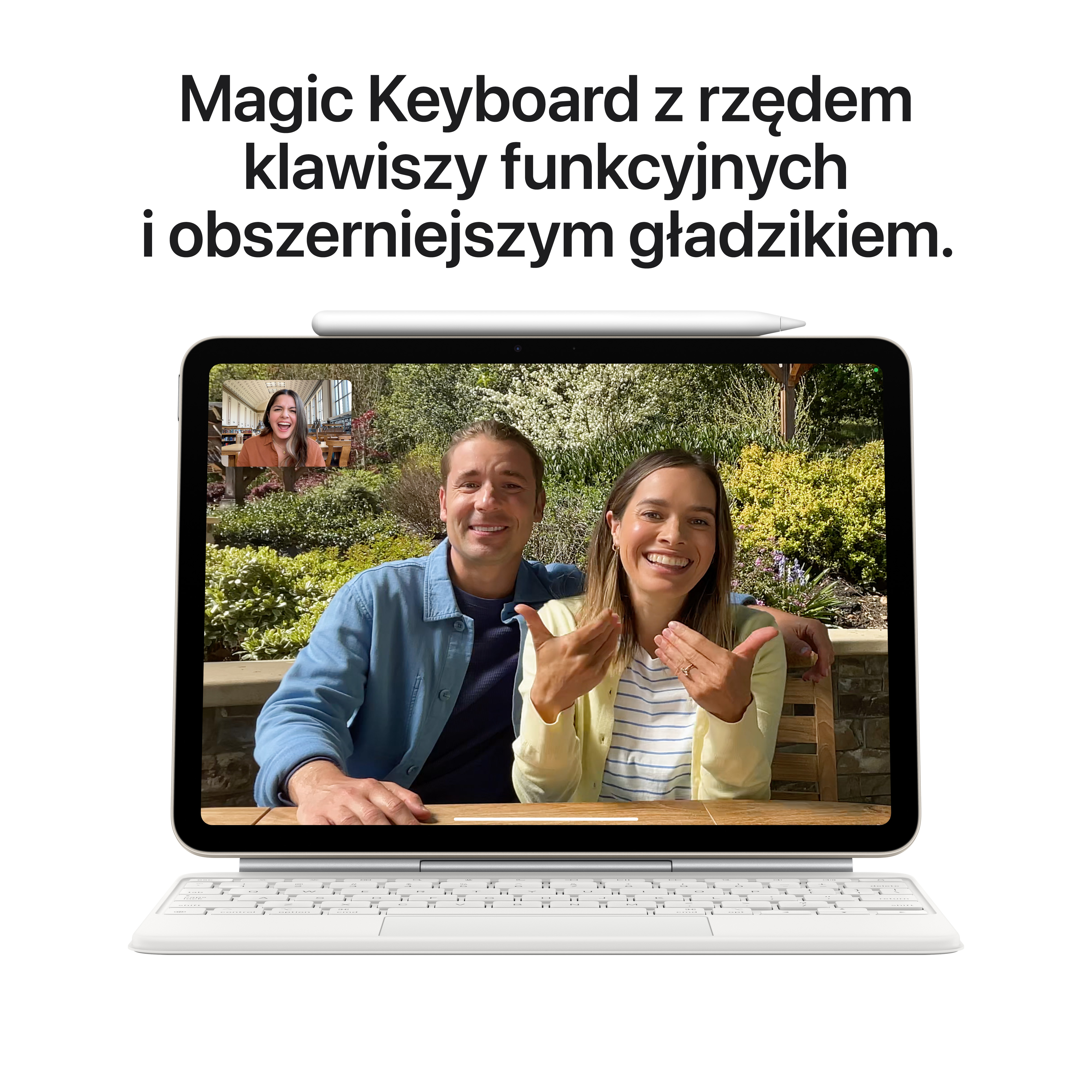 iPad na Magic Keyboard. Połączenie wideo z parą. Biały ołówek na górze. Białe tło. Tekst Magic Keyboard.