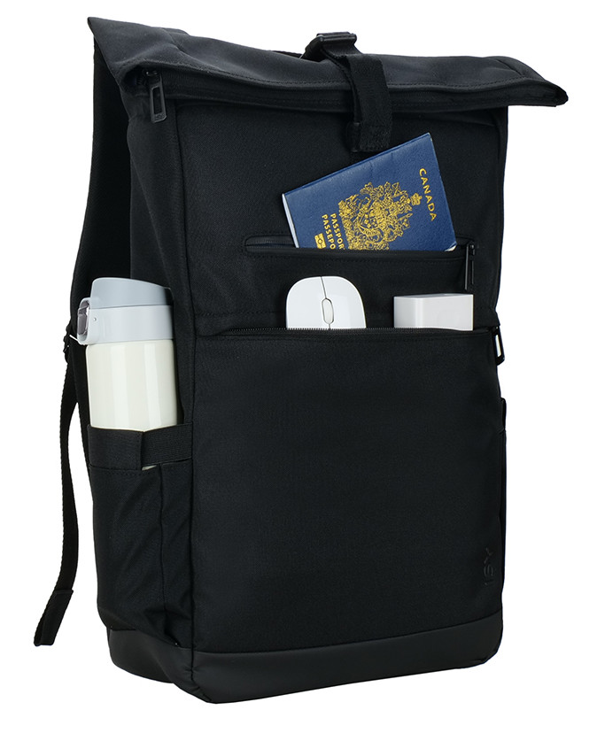 Czarny plecak z różnymi przedmiotami w kieszeniach, takimi jak paszport i butelka wody.