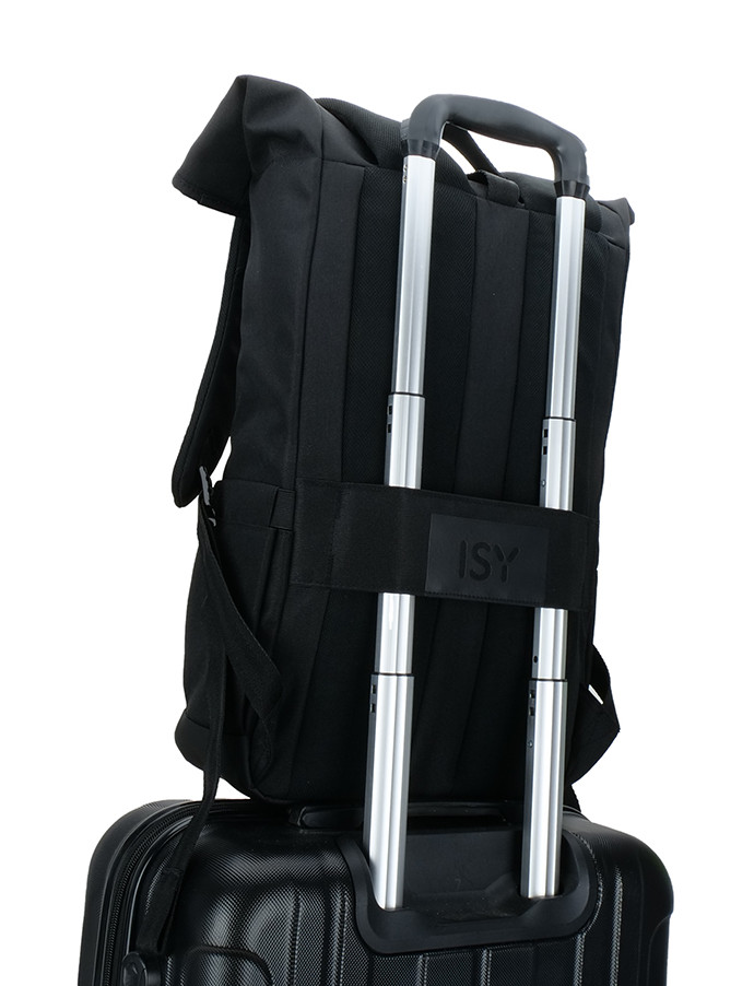 Czarny plecak na walizce.