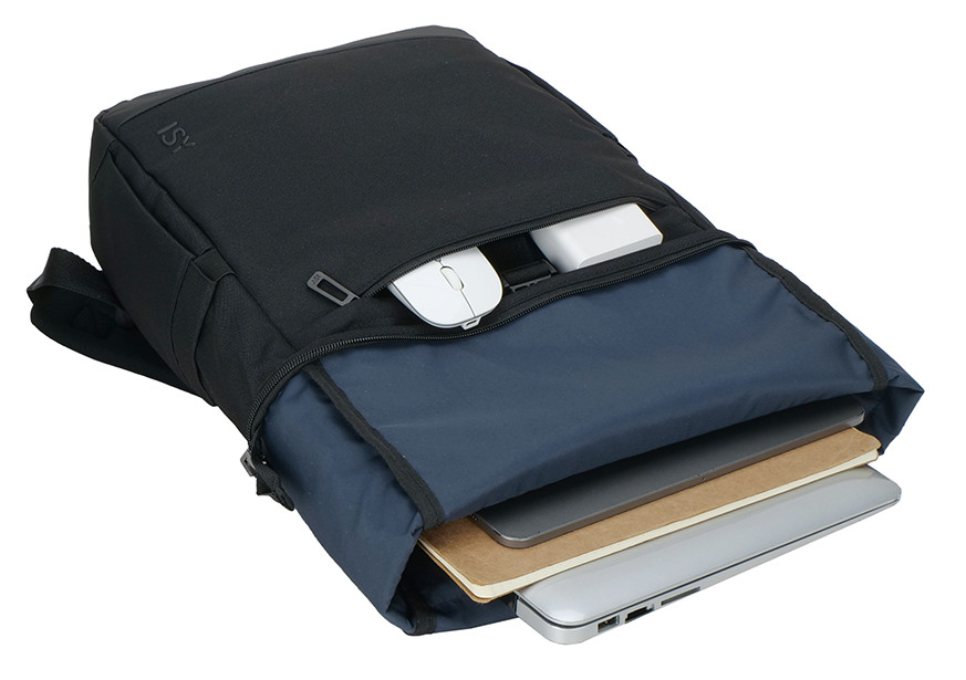 Czarny plecak z widoczną zawartością: laptop, notatnik, mysz i ładowarka.