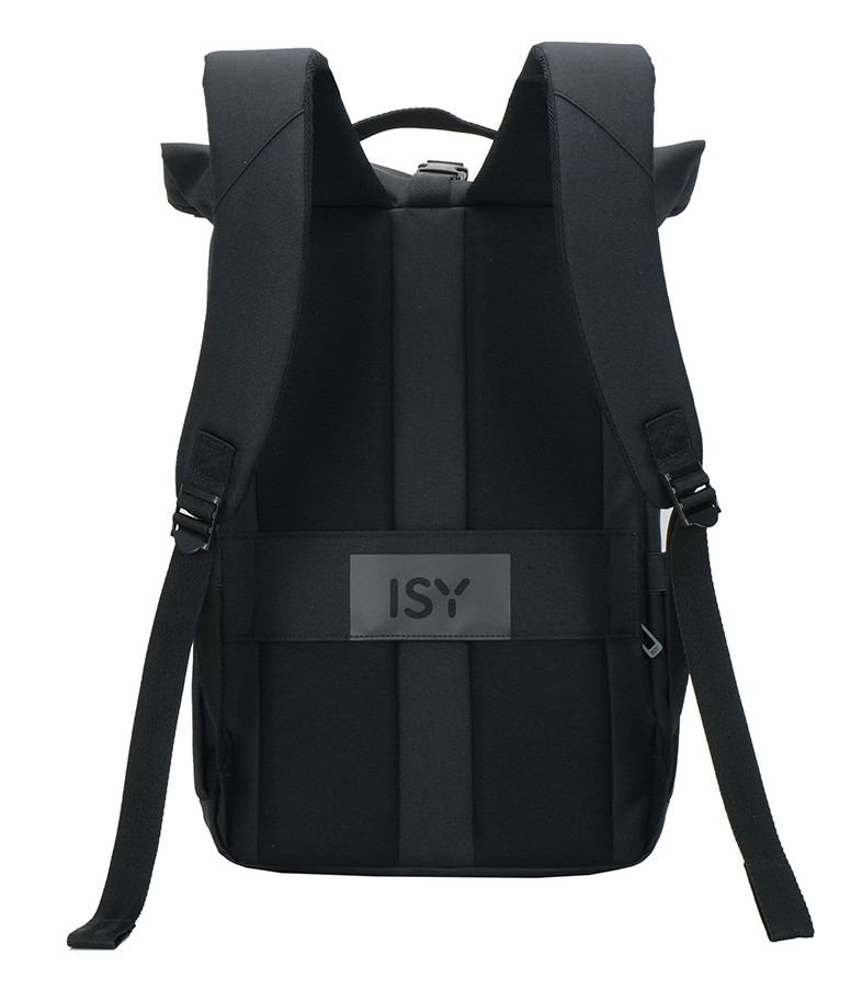 Czarny plecak, z wyściełanymi paskami i logo ISY. Torba ma rolowane zamknięcie.