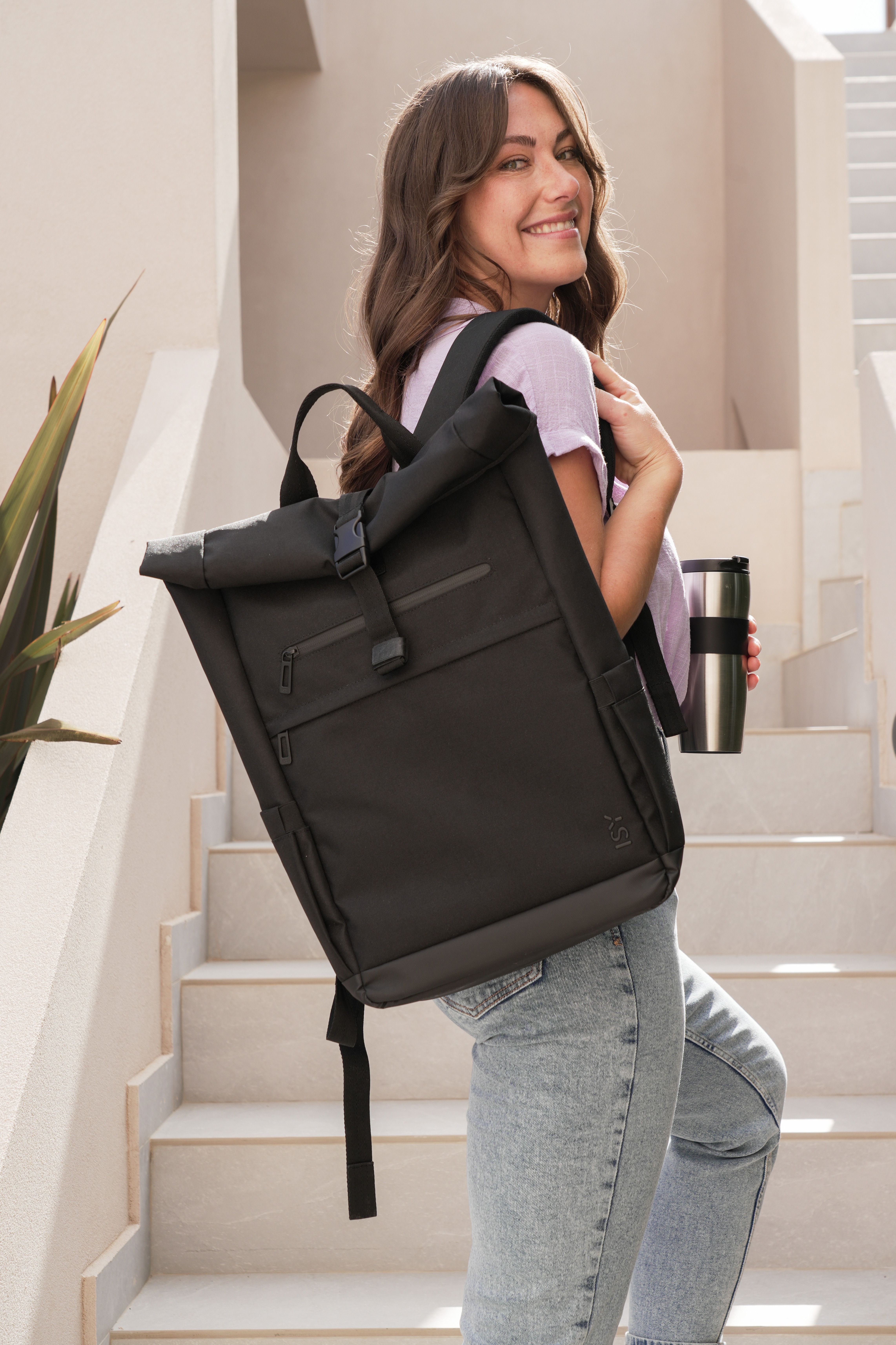 iPad Air i kabel USB-C na białym tle. Tekst: 'iPad Air'.