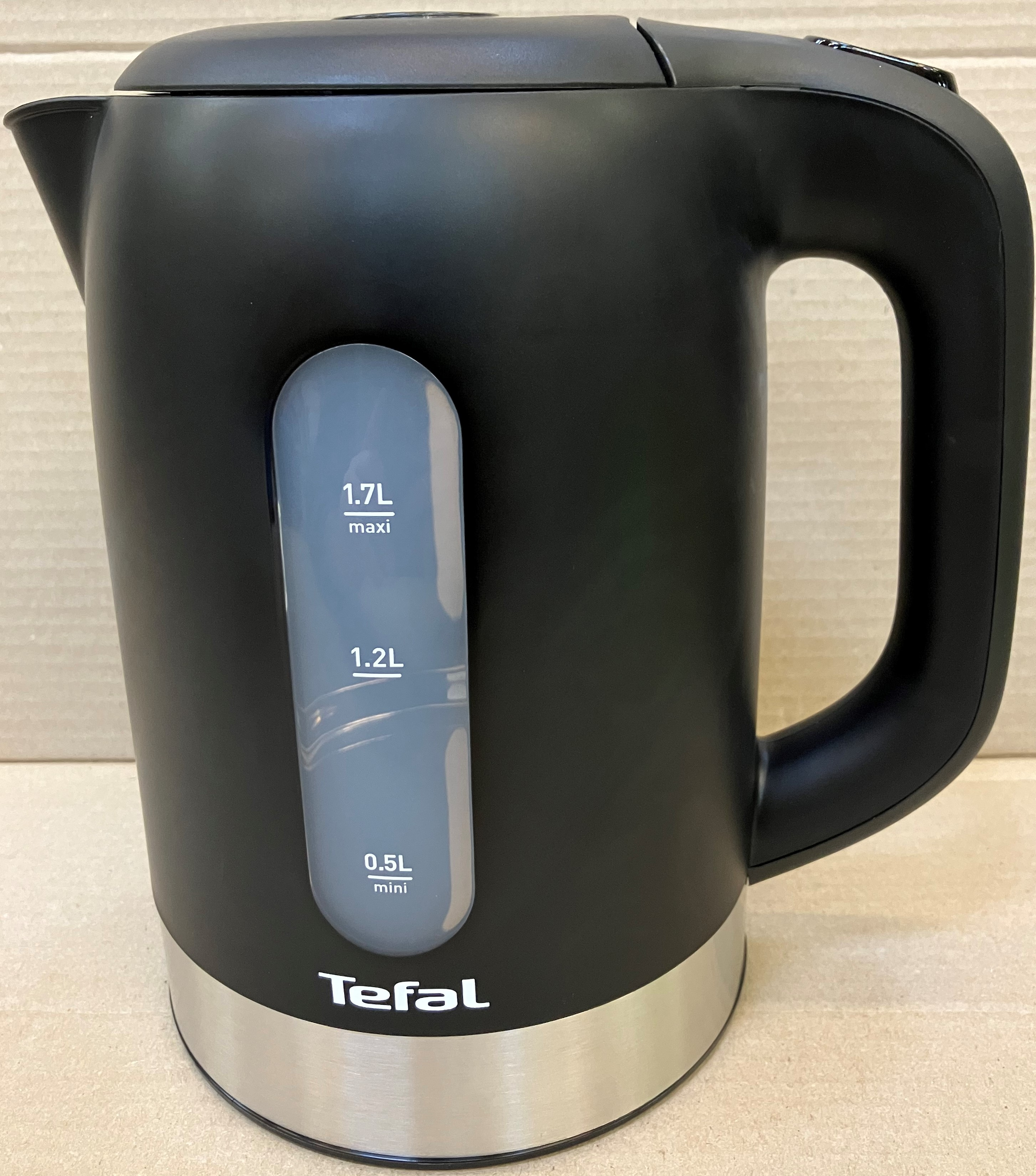 Czajnik elektryczny w kolorze czarnym ze wskaźnikami poziomu wody i logo Tefal.