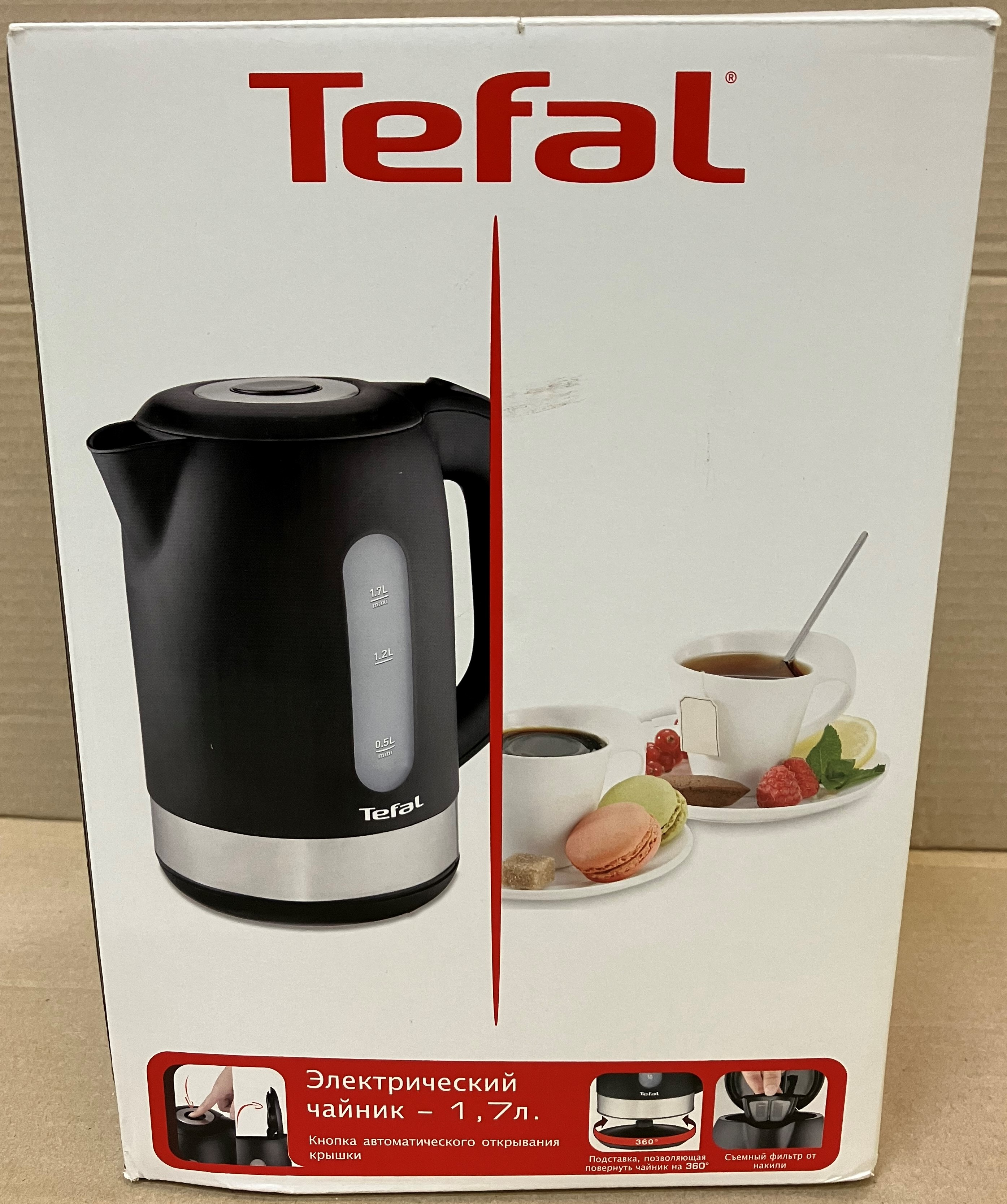 Czarny czajnik Tefal ze wskaźnikiem poziomu wody na pudełku ze zdjęciami filiżanek i herbaty.