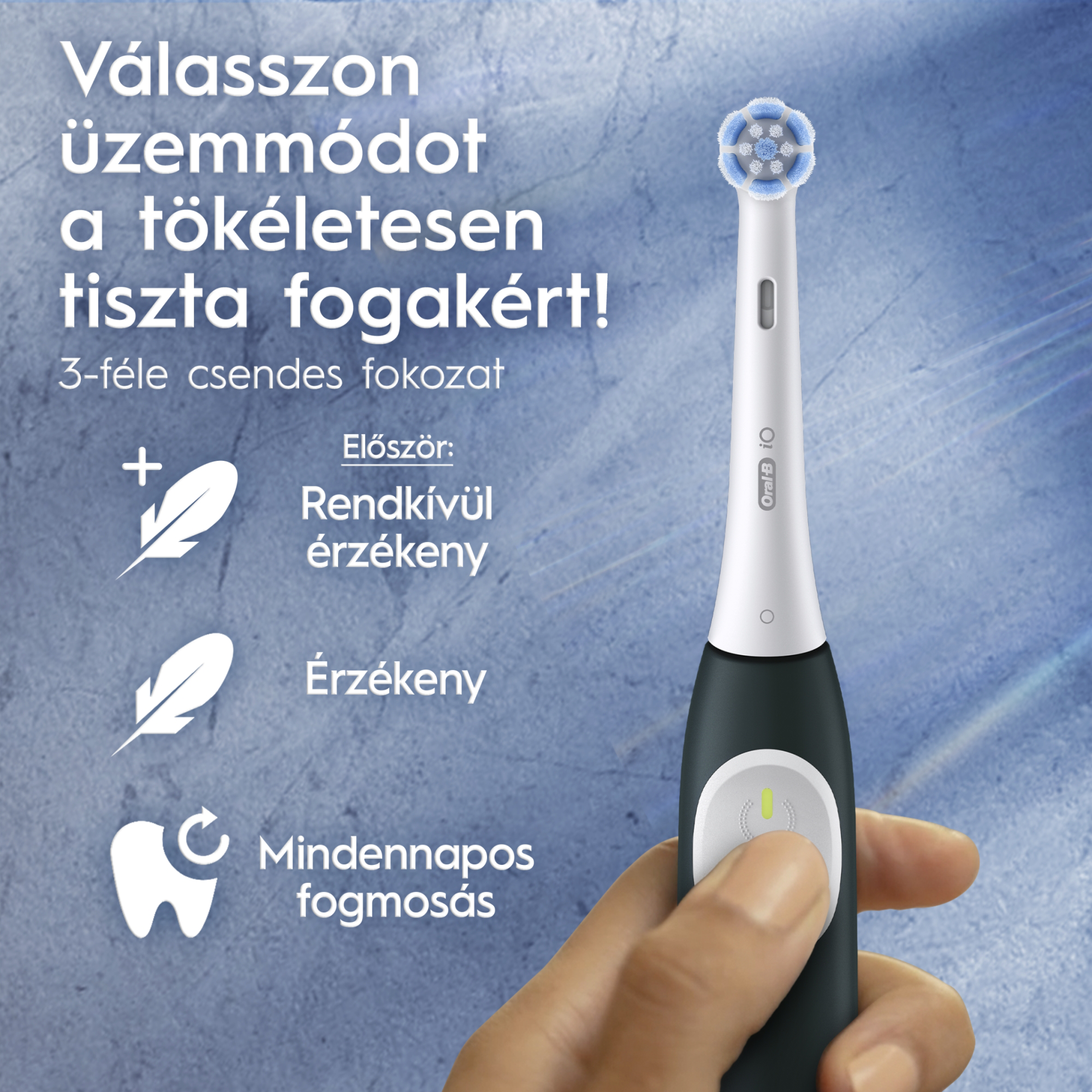 Egy elektromos fogkefe közelképe, fehér és fekete, magyar nyelvű szöveggel.