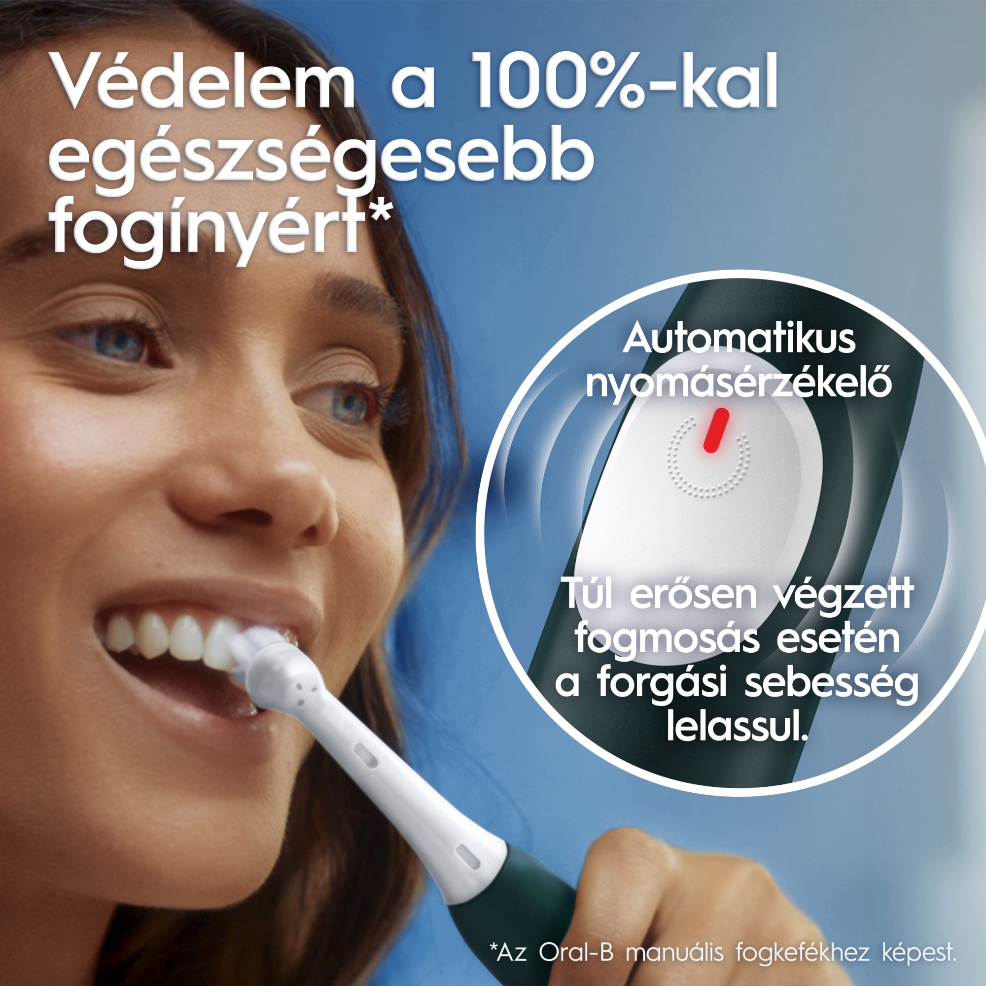 Egy nő fogat mos. Az automatikus nyomásérzékelő látható a fogkefén.