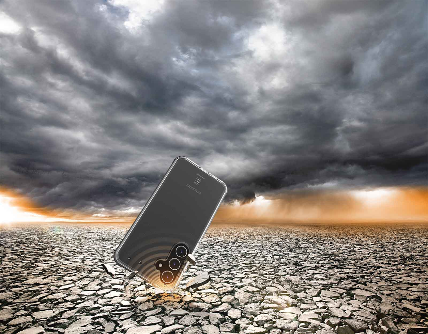 Teléfono sobre suelo agrietado con fondo de cielo tormentoso. Teléfono inclinado.