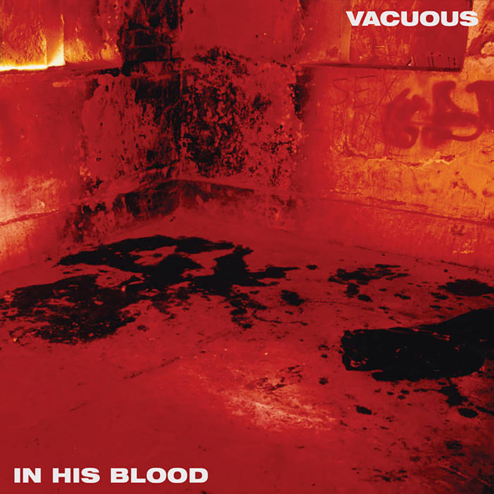 Roter Innenraum mit Text 'VACUOUS' und 'IN HIS BLOOD'. Dunkle Flecken auf dem Boden.