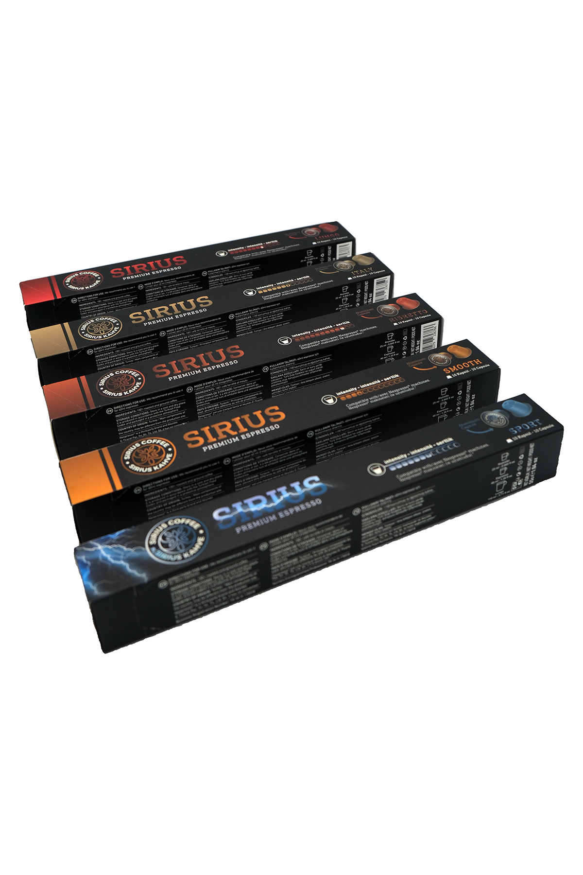 Altı kutu Sirius premium espresso kahve kapsülü çapraz olarak dizilmiş. Her kutu farklı renkte.