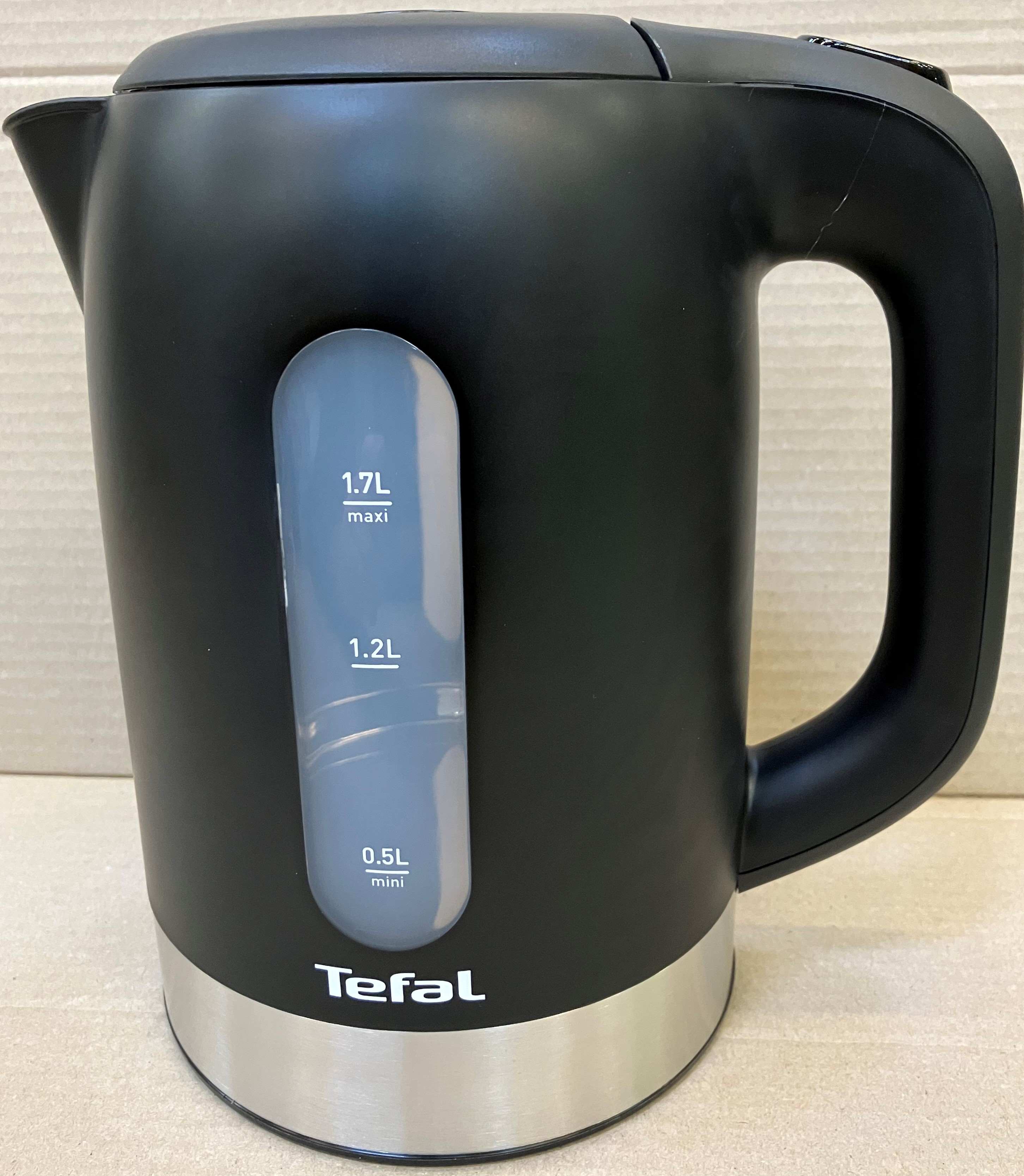 Czarny czajnik elektryczny ze wskaźnikiem poziomu wody i logo Tefal na dole.