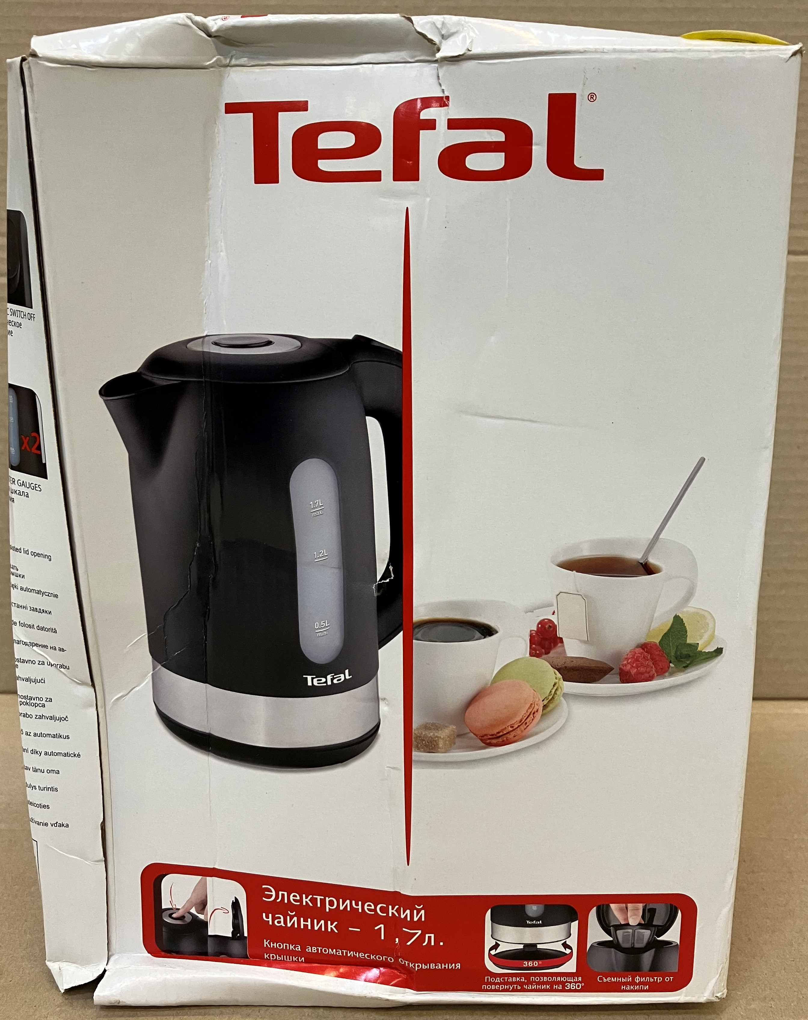 Zapakowany czarny czajnik Tefal ze zdjęciami filiżanek do herbaty. Tekst na pudełku.