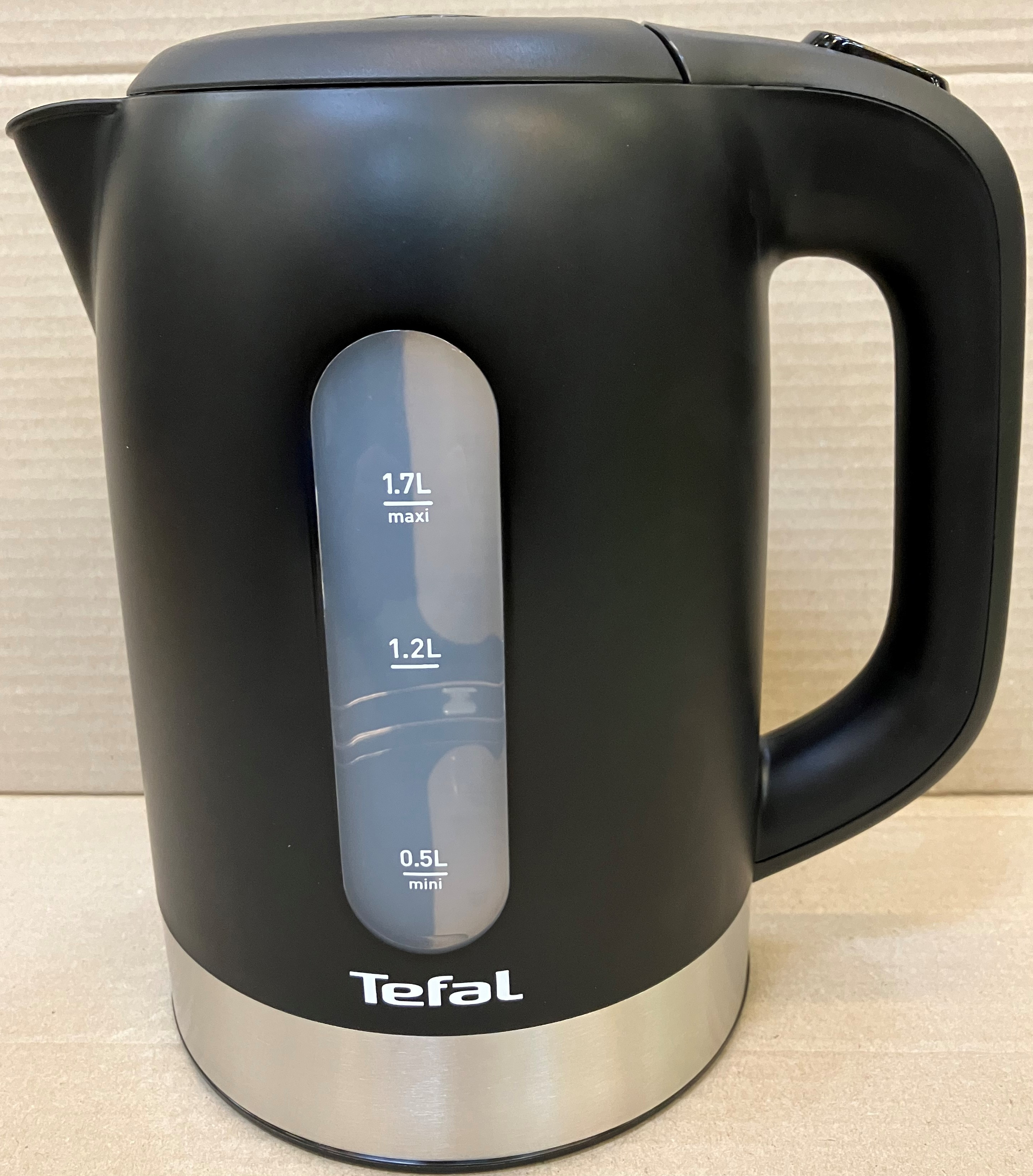 Czarny czajnik elektryczny ze wskaźnikiem poziomu wody i logo Tefal.