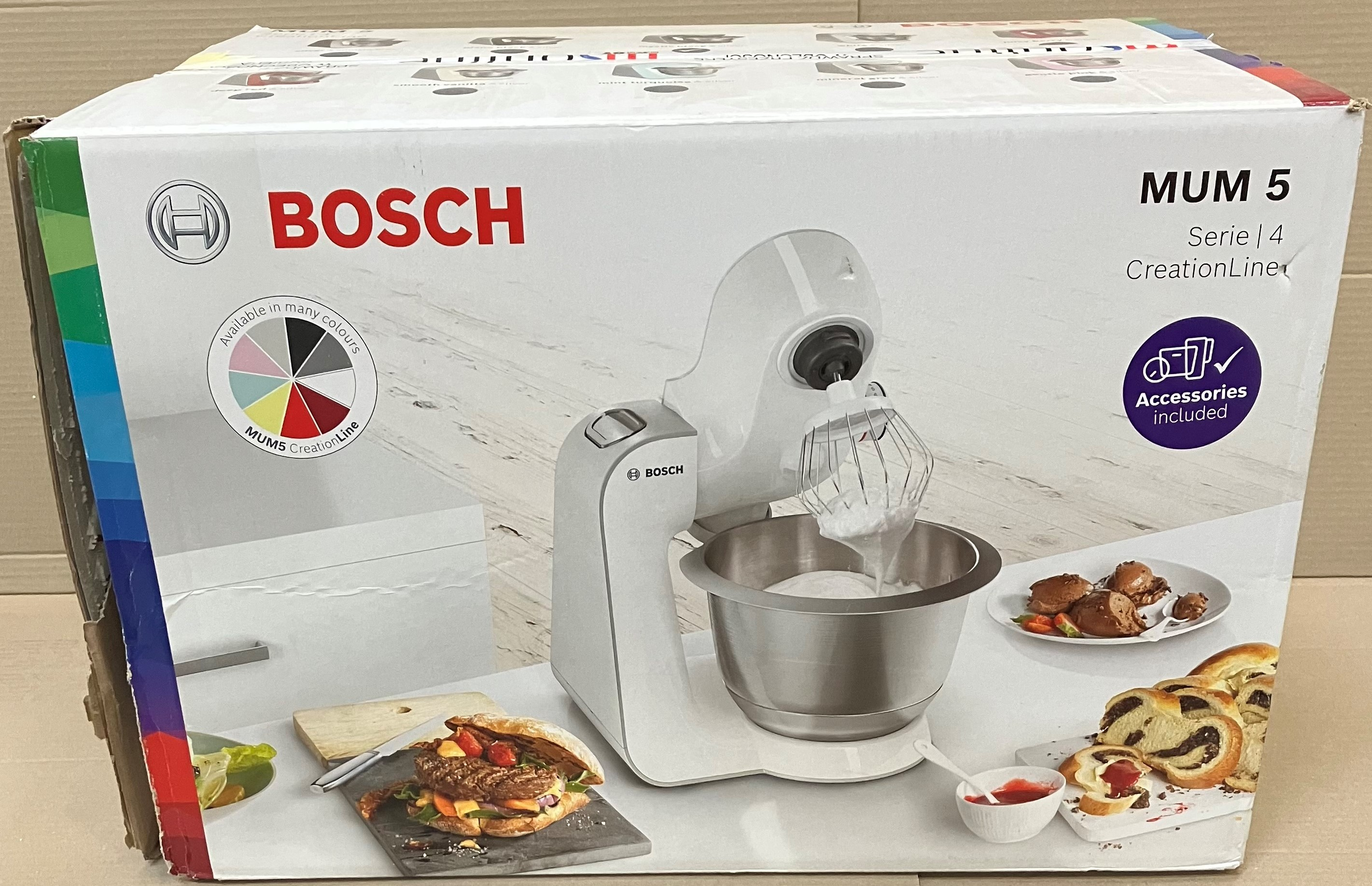 Robot kuchenny Bosch MUM 5 w kolorze białym, z akcesoriami i zdjęciami jedzenia.