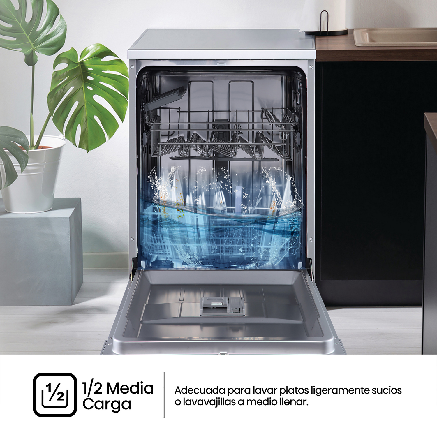 Lavavajillas con puerta abierta. Agua con burbujas dentro y texto de media carga.