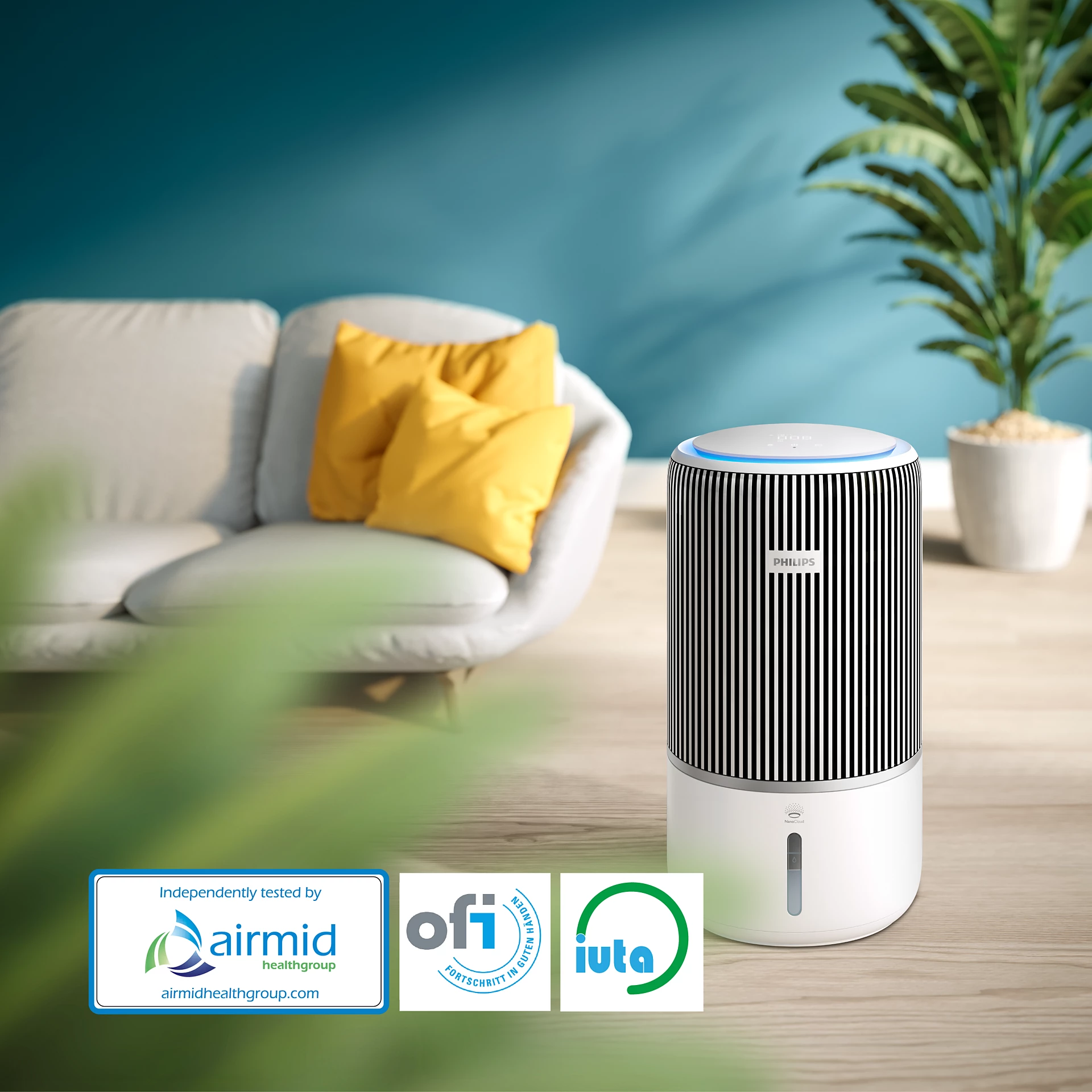 Un purificateur d'air Philips blanc dans une pièce avec un canapé, des coussins et une plante.