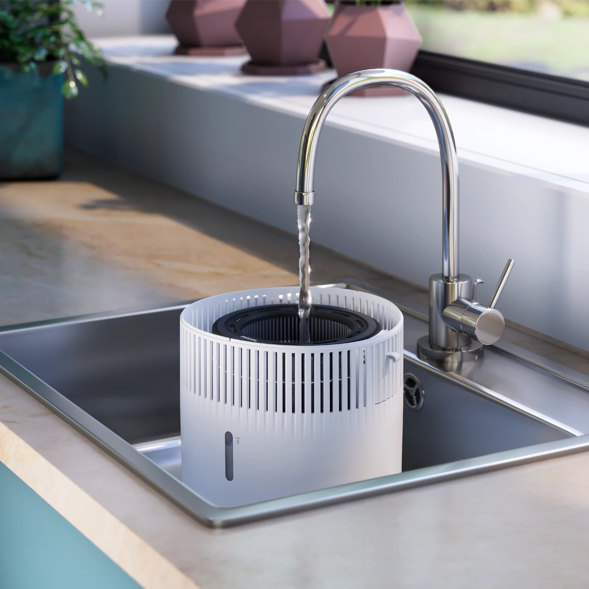 Filtre blanc dans un évier, rempli d'eau d'un robinet chromé. Cadre intérieur.