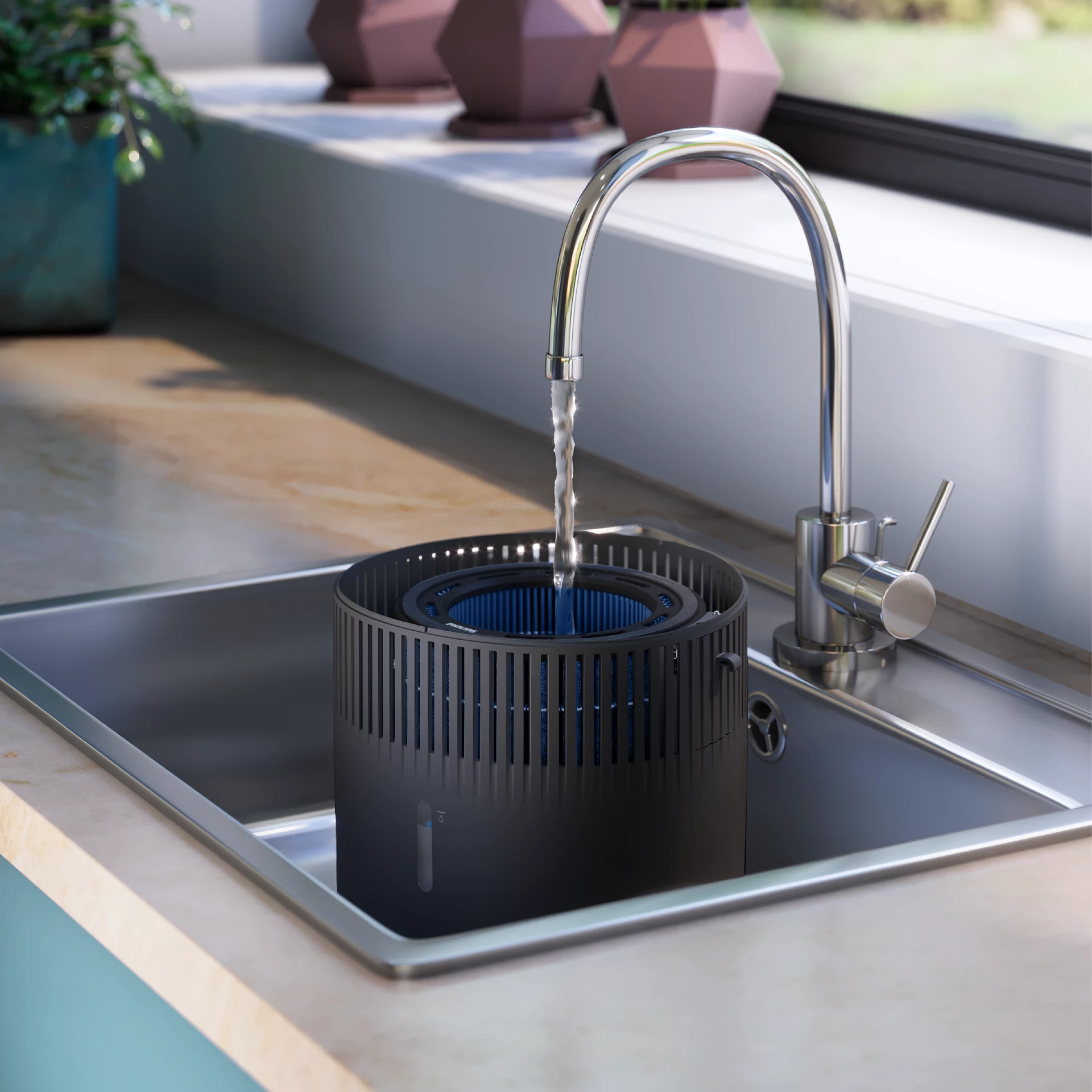Un filtro dell'aria nero immerso in un lavandino, con acqua corrente dal rubinetto, per la pulizia.