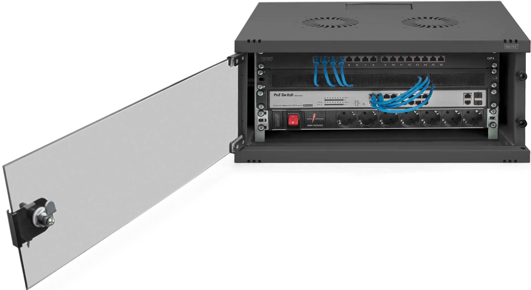 Ein Serverschrank mit offener Tür. Im Inneren befinden sich Server, Switches und Kabel.