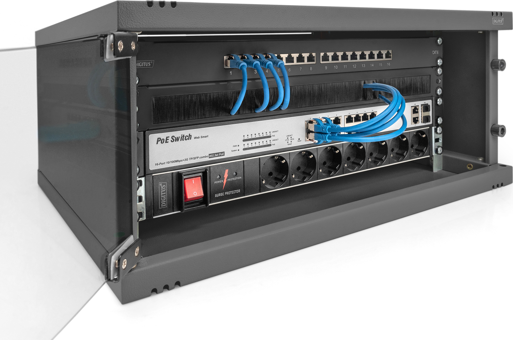 Ein Netzwerkschrank mit Kabeln, einer Steckdosenleiste und einem PoE-Switch auf weißem Grund.