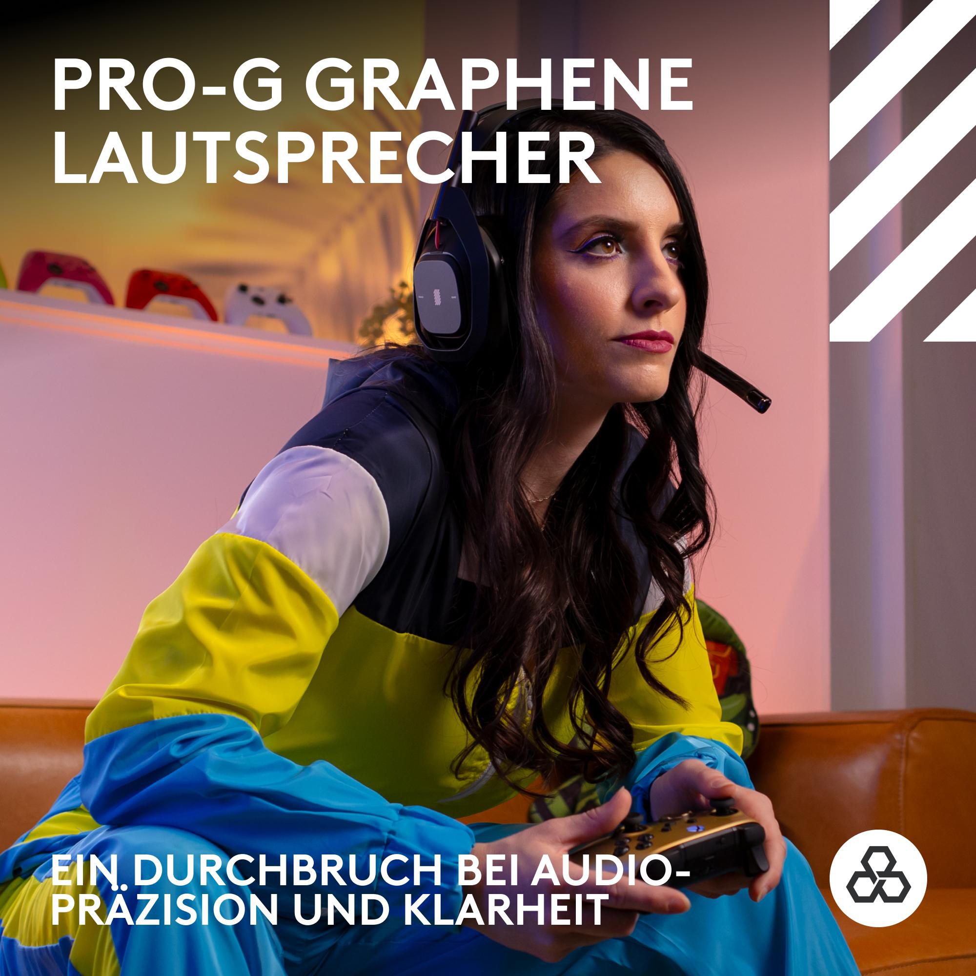 Eine Frau mit Headset, die einen Controller hält, konzentriert sich auf das Spiel.