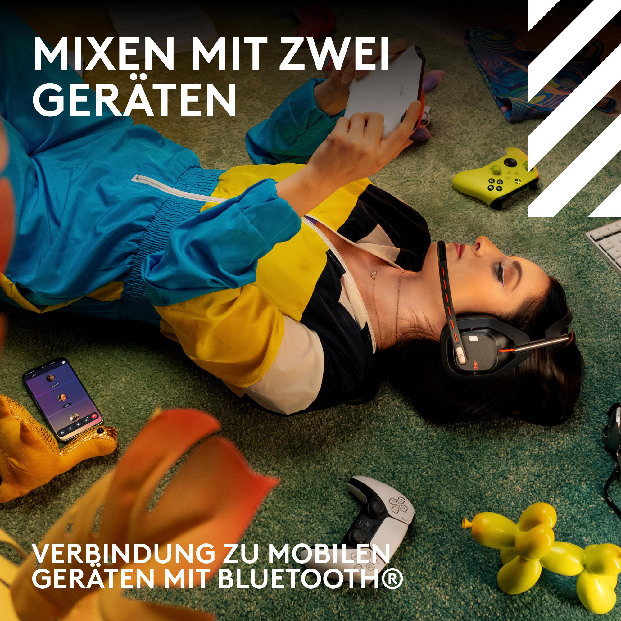 Eine Frau mit Headset, die Geräte benutzt, umgeben von Spielcontrollern und anderen Gegenständen.