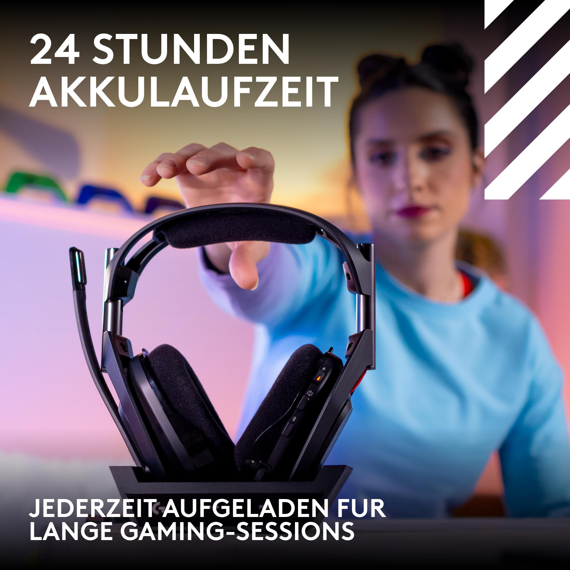 Ein Headset ruht auf seinem Ständer, und eine Frau greift danach.