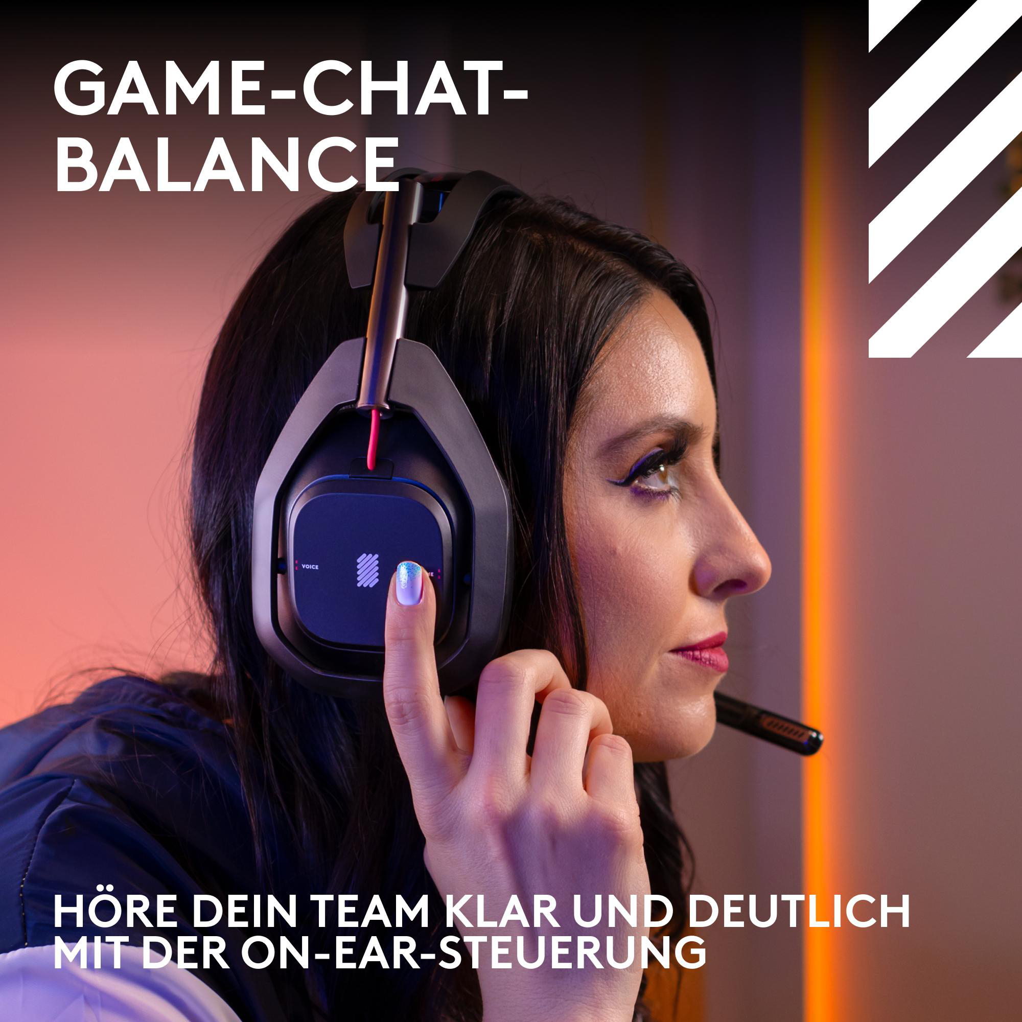 Frau mit Headset, blickt in die Kamera, mit einem Finger, der das Headset berührt.