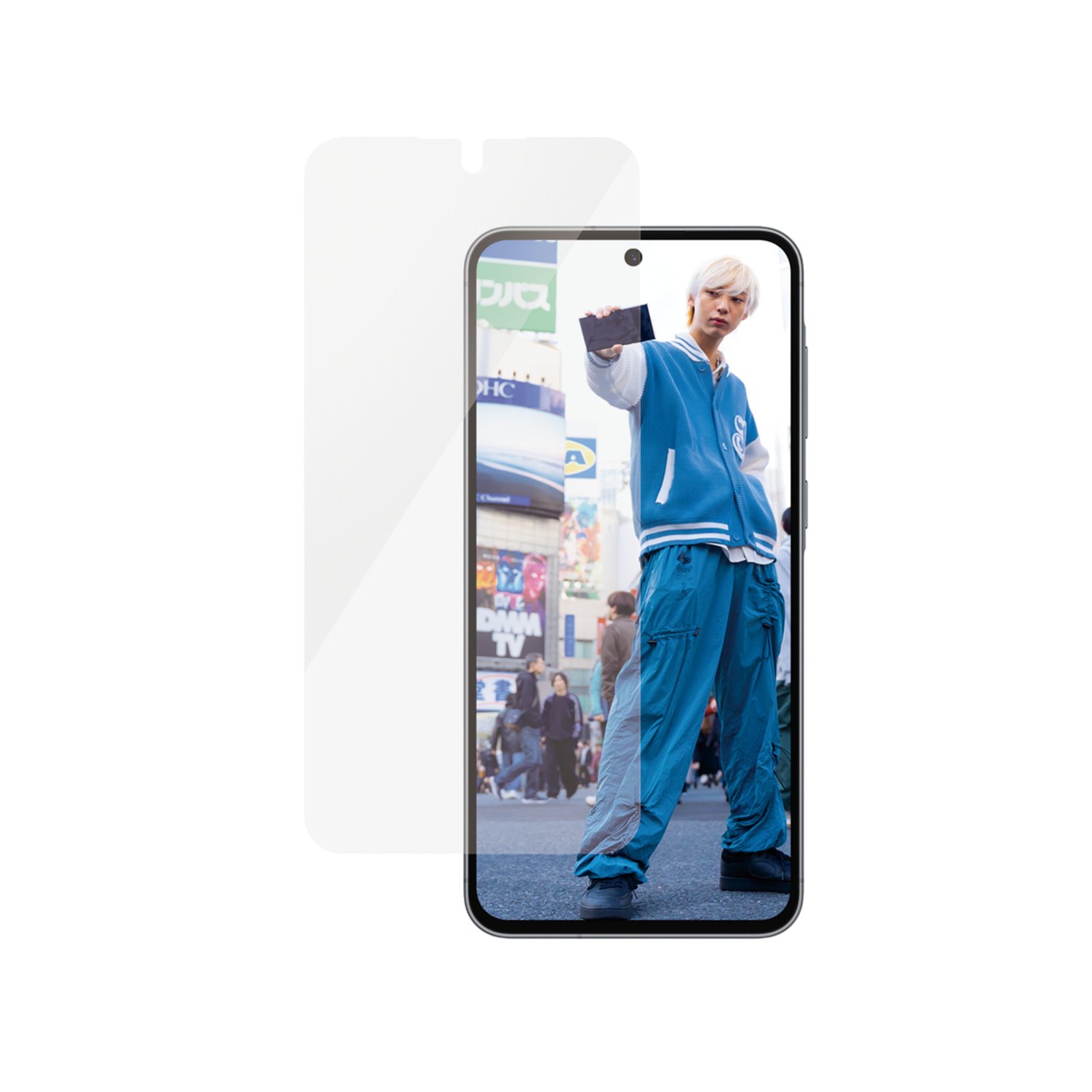 Une personne tenant un téléphone, montrant un selfie. Un protecteur d'écran est devant le téléphone.