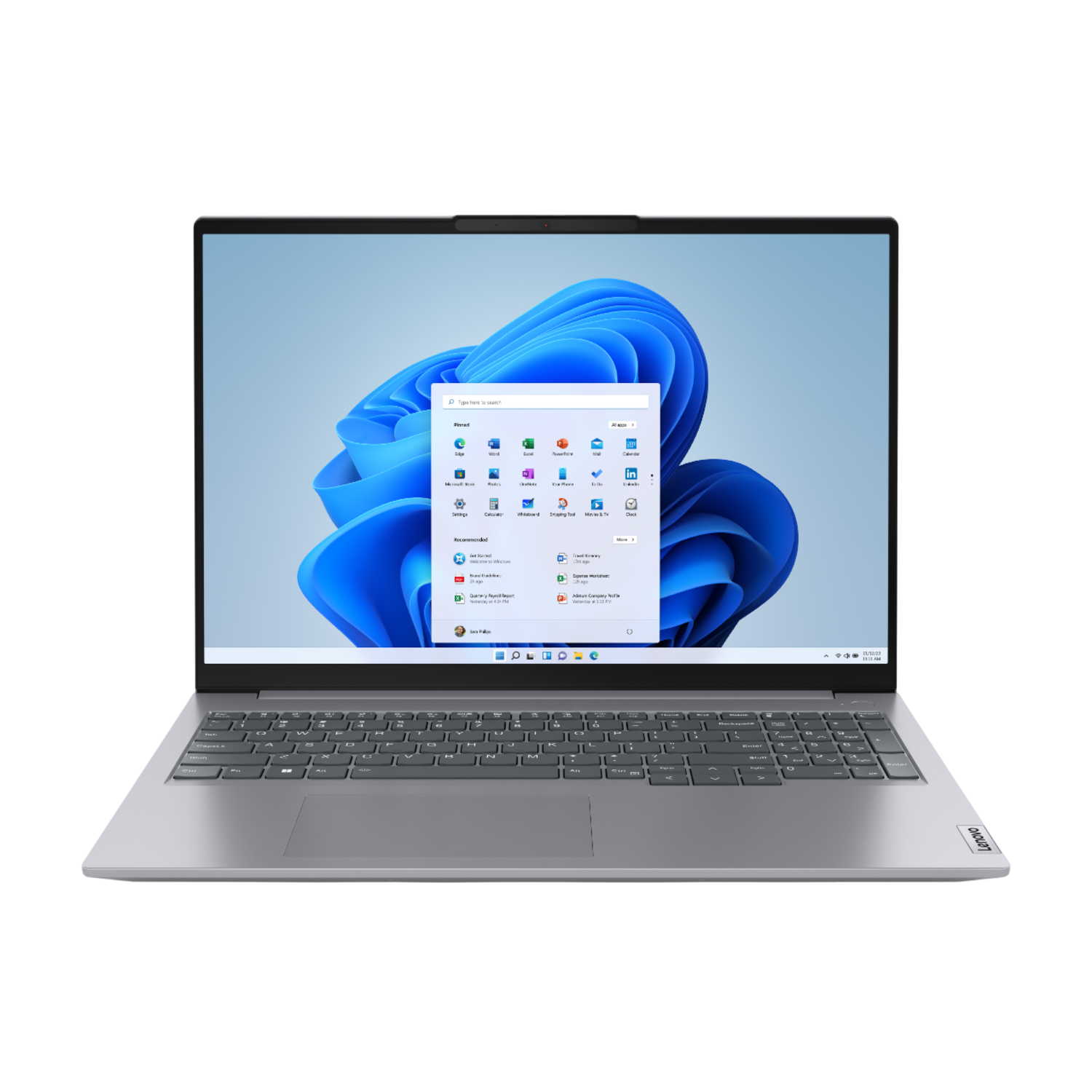 Zilveren laptop met een bureaublad met een blauwe wolkenachtergrond en app-iconen, op een zwarte achtergrond.