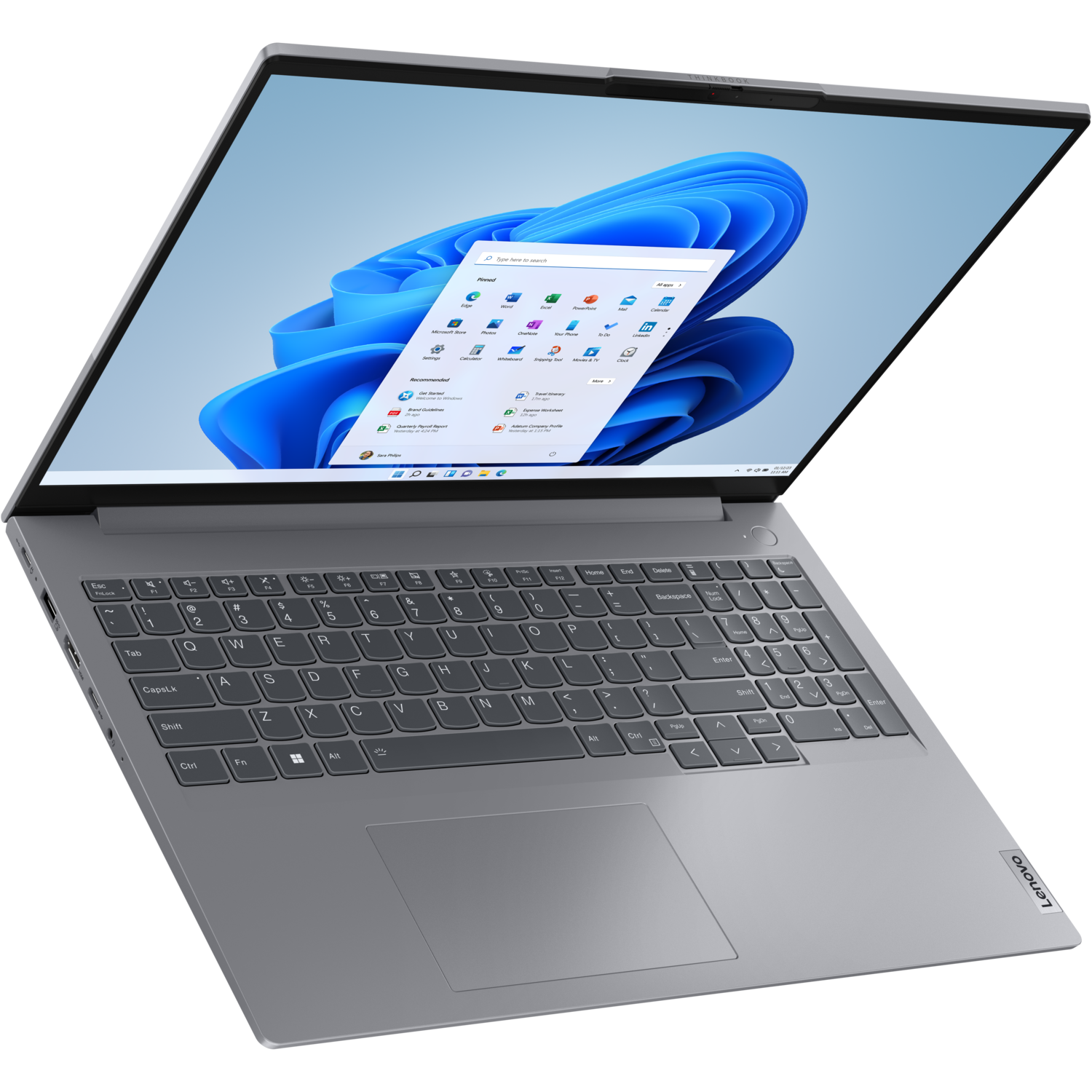 Een laptop met een helder scherm open. De laptop is zilverkleurig en heeft een donker toetsenbord.