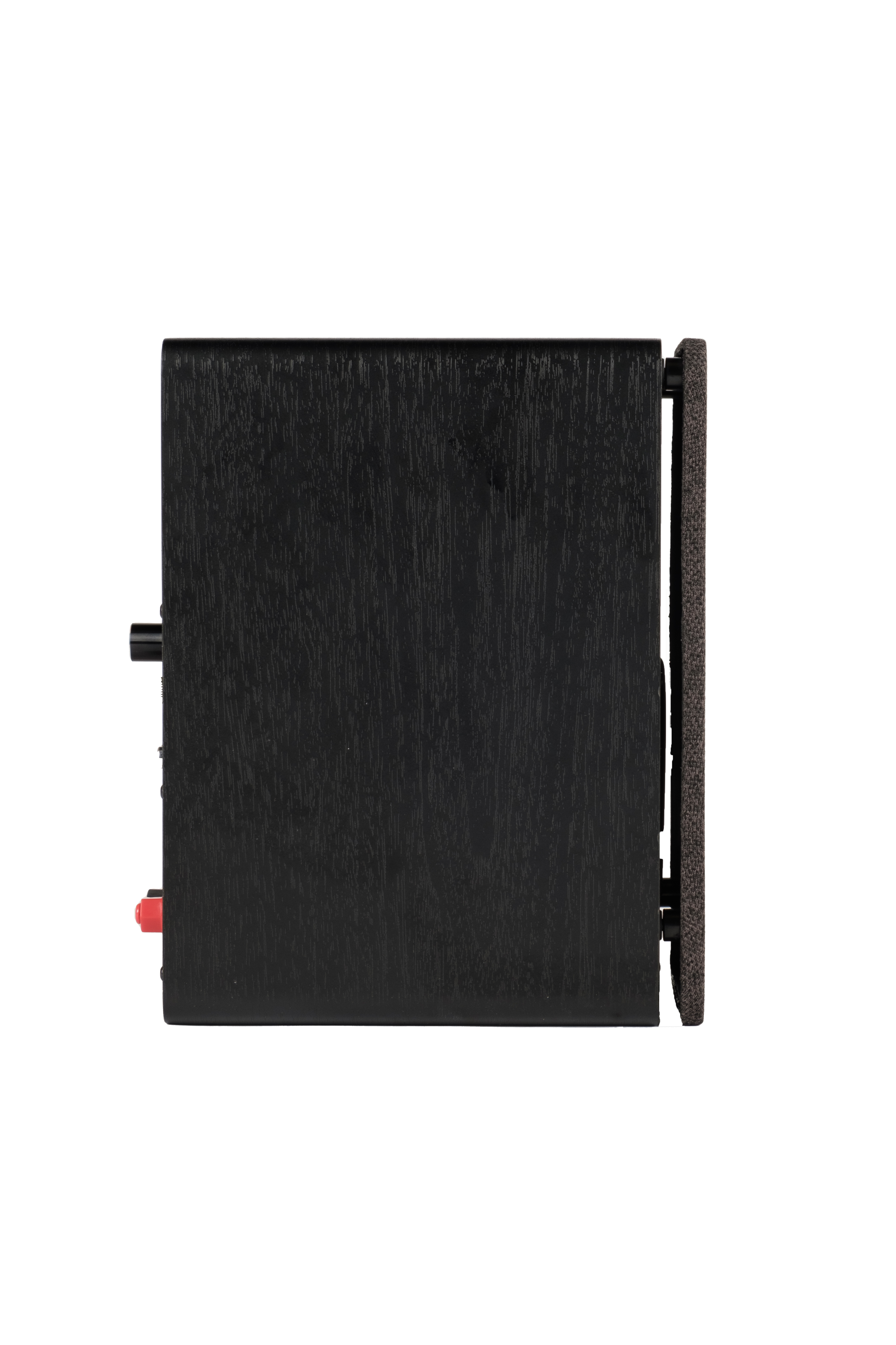 Eine schwarze Holzkiste mit strukturierter Oberfläche, Seitenansicht, mit dunkler grauer Kante rechts.