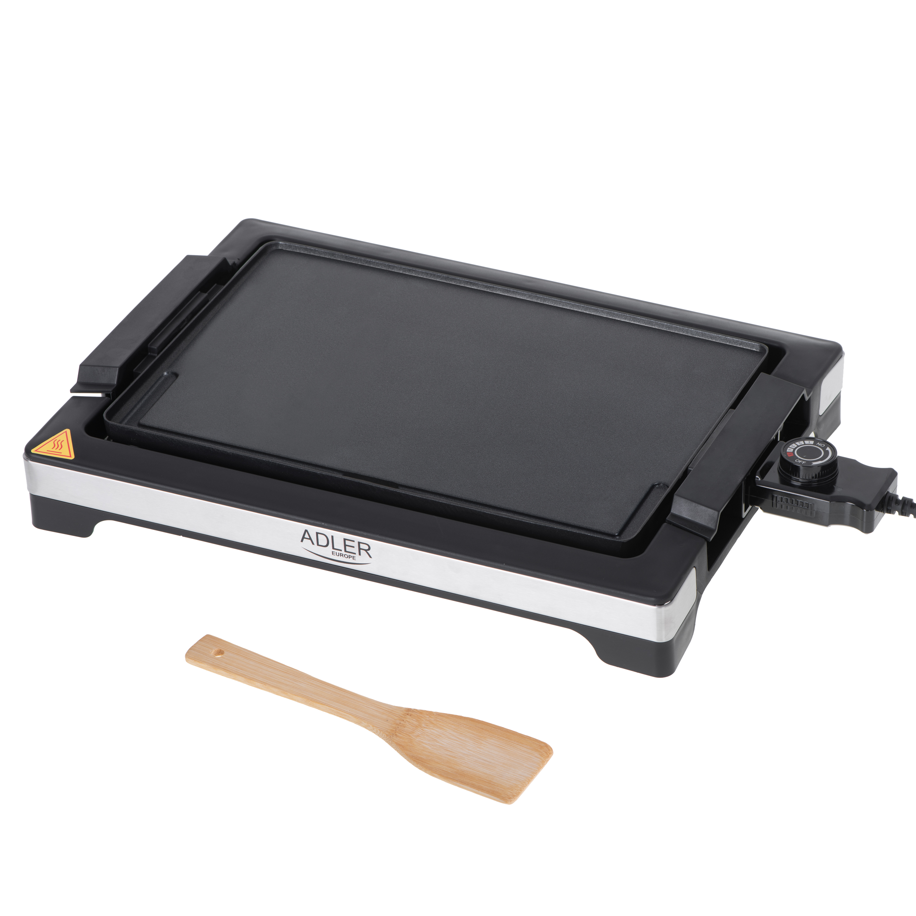 Elektromos grill fa spatulával, fehér háttérrel.