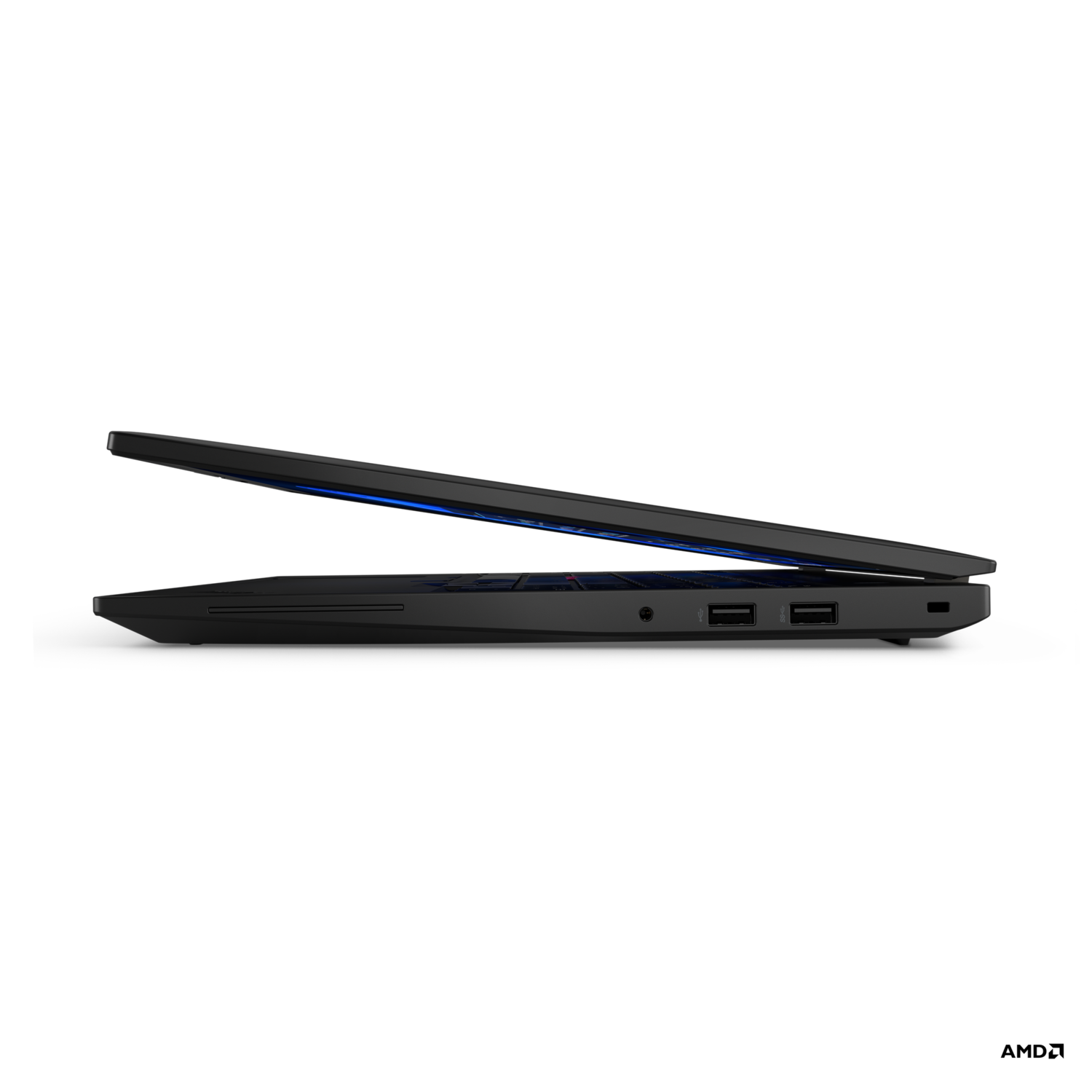 Een zwarte Lenovo ThinkPad-laptop van opzij gezien, met het scherm iets open, tegen een zwarte achtergrond.