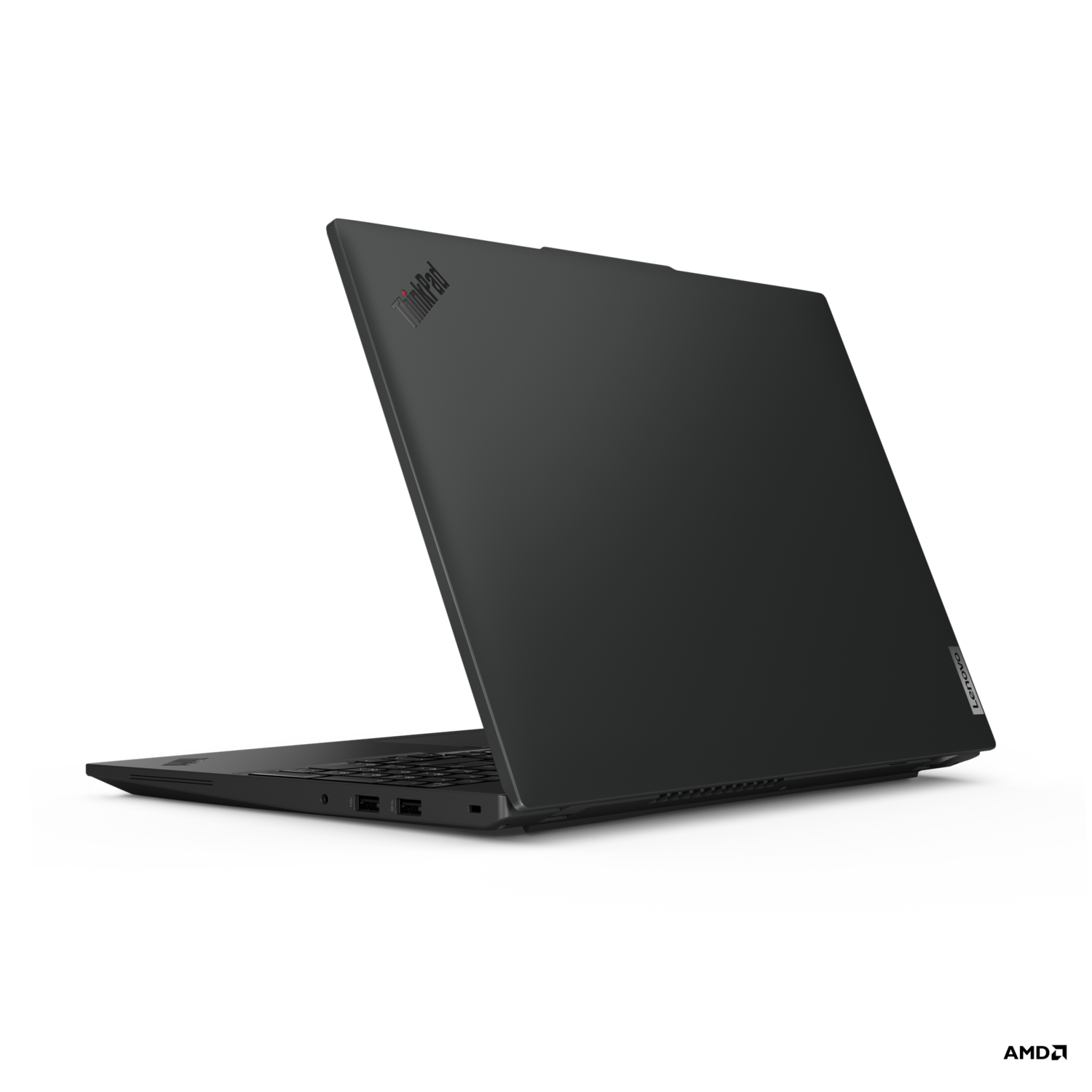 Zwarte laptop op zwarte achtergrond, onder een hoek geopend, met toetsenbord en poorten.
