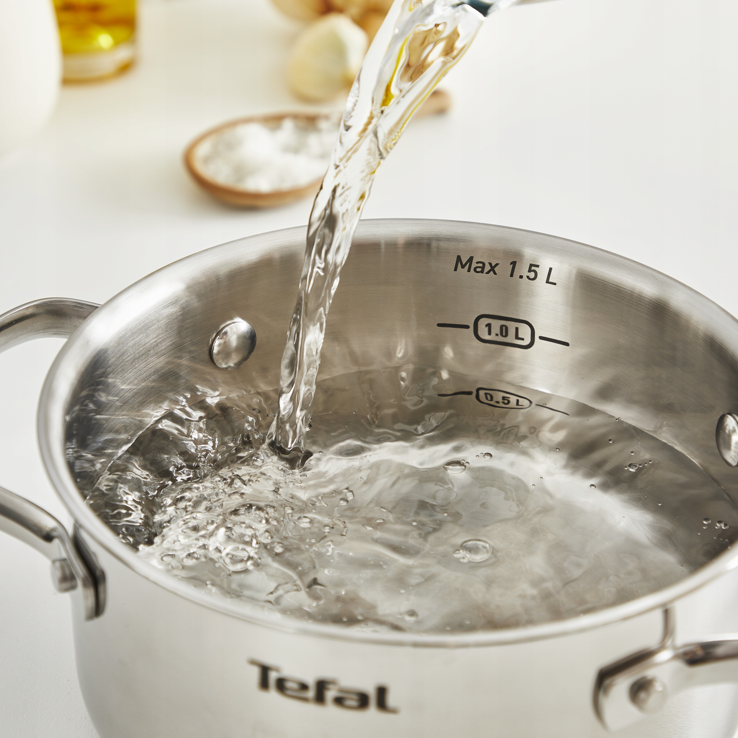 Woda wlewana do garnka ze stali nierdzewnej. Max 1,5L. Inne: czosnek, olej, sól.