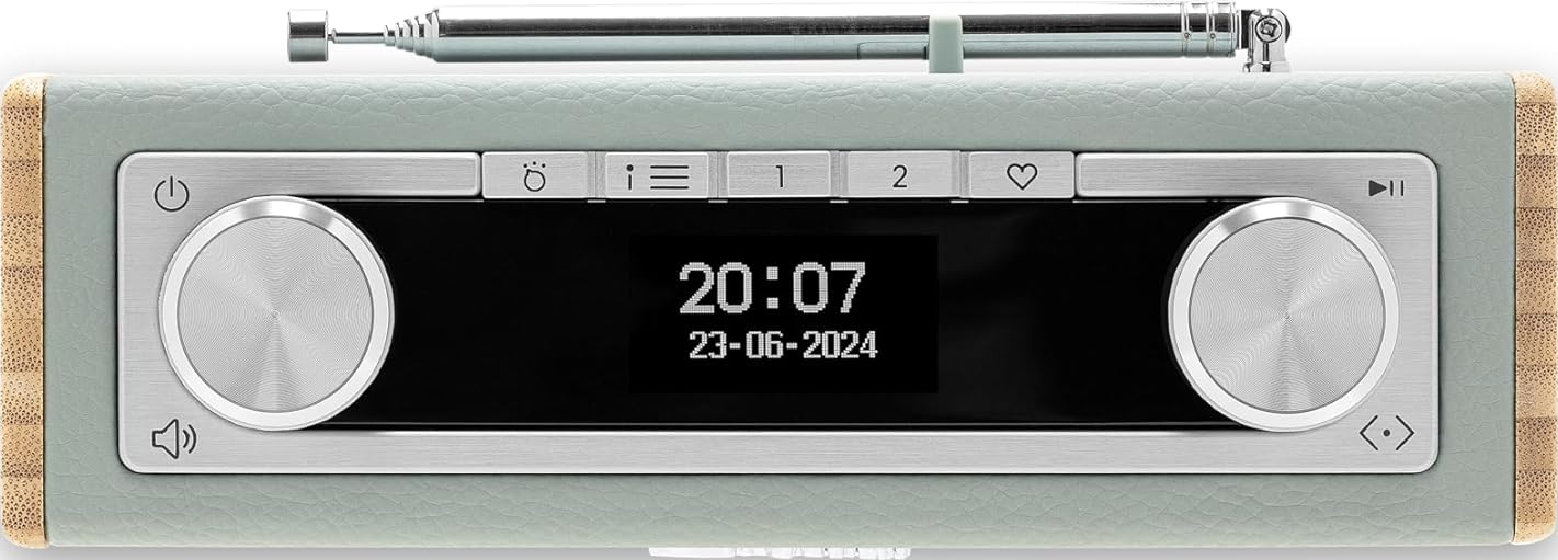 Ein Radio mit Bildschirm, der Zeit und Datum anzeigt, mit Knöpfen vorne.