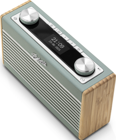 Retro-Radio mit Anzeige 21:09, 23-06-2024. Hellgrüner Körper, Holzrahmen, silberne Knöpfe und Lautsprechergitter.