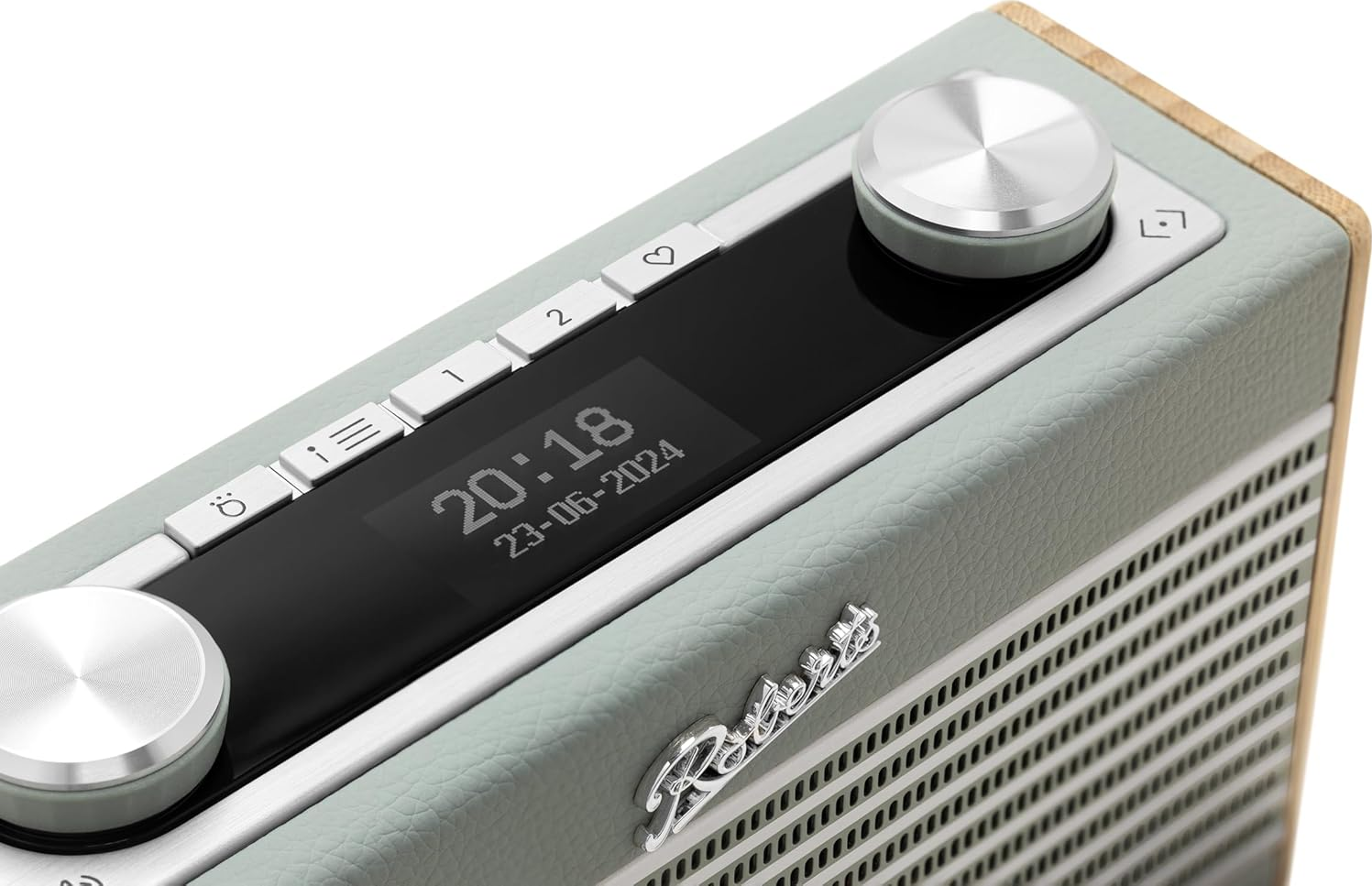 Ein minzgrünes Retro-Radio mit Digitalanzeige, die Zeit und Datum anzeigt.