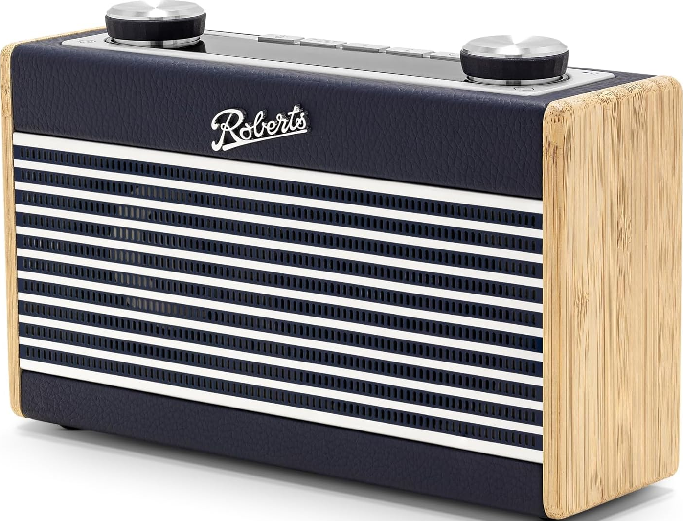 Ein Roberts Radio aus Holz und Marineblau auf weißer Oberfläche, mit silbernen Bedienelementen.