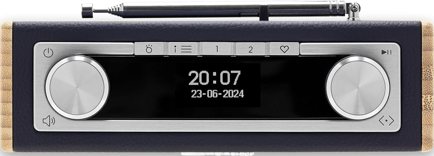 Radio mit LCD-Bildschirm, der Zeit und Datum anzeigt, silbernen Akzenten und Holzgehäuse.