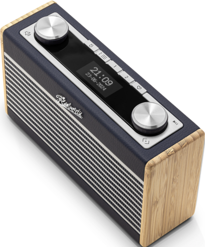 Ein marineblaues Roberts-Radio mit Holzseiten.